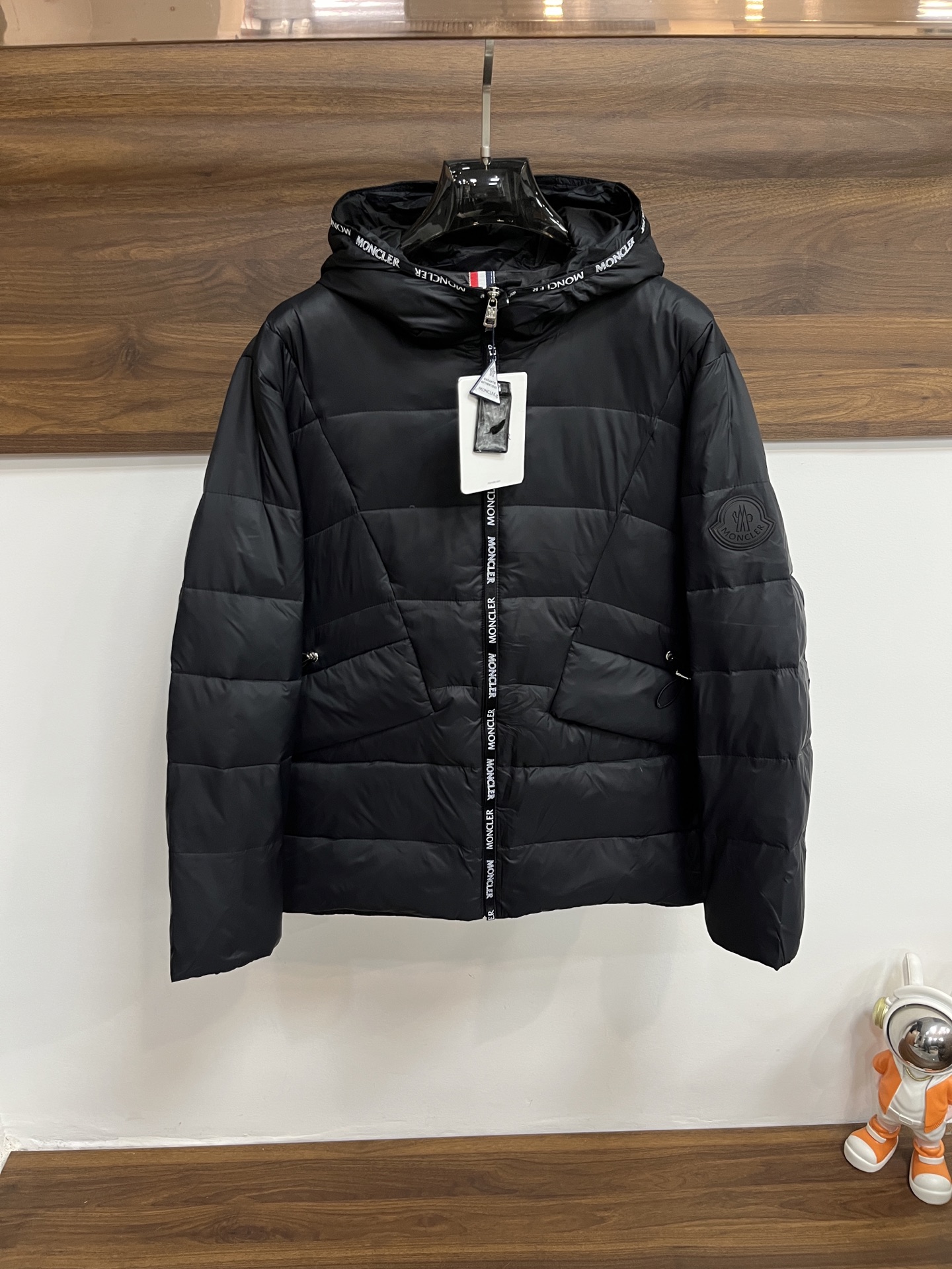 NO:655553,Mainly recommending down and muzzleloading, the latest fashionable designer down jackets, hooded down jackets, outdoor down jackets, filled with 90# white duck down, and every detail shows high-end craftsmanship. The design changes of structural tailoring show the diverse image changes of men. They are slim and neat, and tailored to meet the current popular multi-layered outfits and versatile styles for life!  Size M-XXXL H new model debut,,Moncler,jackets & coats,down jacket,hats,alexander wang19860909主推羽绒 蒙口 最新款时尚设计师款羽绒外套连帽羽绒服,户外羽绒服冲锋衣,90#白鸭绒填充,处处细节显工艺足够的高级 结构性剪裁的设计改变来展现男士多样的形象变化,修身利落、剪裁合体,满足时下正流行的多层次穿搭,生活百搭款式！ 码数M-XXXL H新款首发,,Moncler,jackets & coats,down jacket,hats,alexander wang,Men's clothing