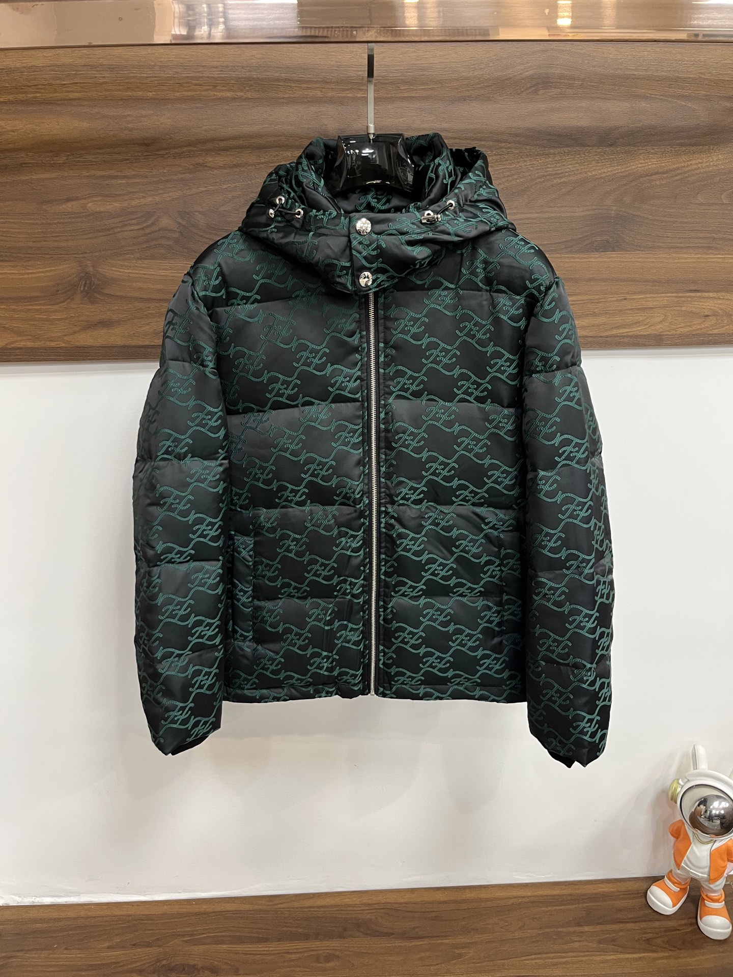 NO:655556,Mainly recommending down Fendi, the latest fashion designer down jacket hooded down jacket, outdoor down jacket, 90# white duck down filling, every detail shows high-end craftsmanship. The design changes of structural tailoring show the diverse image changes of men. They are slim and neat, and tailored to meet the current popular multi-layered outfits and versatile styles for life!  Size M-XXXL H new model debut,,fendi,jackets & coats,down jacket,hats,alexander wang19860909主推羽绒 芬迪 最新款时尚设计师款羽绒外套连帽羽绒服,户外羽绒服冲锋衣,90#白鸭绒填充,处处细节显工艺足够的高级 结构性剪裁的设计改变来展现男士多样的形象变化,修身利落、剪裁合体,满足时下正流行的多层次穿搭,生活百搭款式！ 码数M-XXXL H新款首发,,fendi,jackets & coats,down jacket,hats,alexander wang,Men's clothing