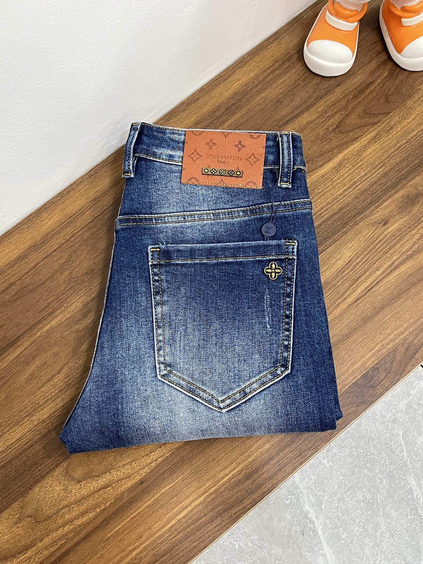 NO:727402,Exchange after the year!  The main recommendation is Lv's exclusive supply of new Lv brand trendy men's fashionable wide-leg jeans, high-end European original trousers, trendy and fashionable casual trousers with high breathability and comfort, impeccable details, brand element design concept, reflecting high quality. Presenting casual tailoring, the upper body shape is awesome!  Code number 29-38 (no 35 37) H2025 new model debut,,louis vuitton,louis vuitton,jeans,19860909年后退换！ 主推 Lv 独家专供新款驴牌潮男时尚阔腿牛仔裤,高端欧版原单裤子,潮流时尚休闲裤子 透气舒适度高,细节无可挑剔,品牌元素设计理念,体现高品质.呈现休闲裁剪,上身版型超赞！ 码数29-38（无35 37） H2025新款首发,,louis vuitton,louis vuitton,jeans,,Men's clothing