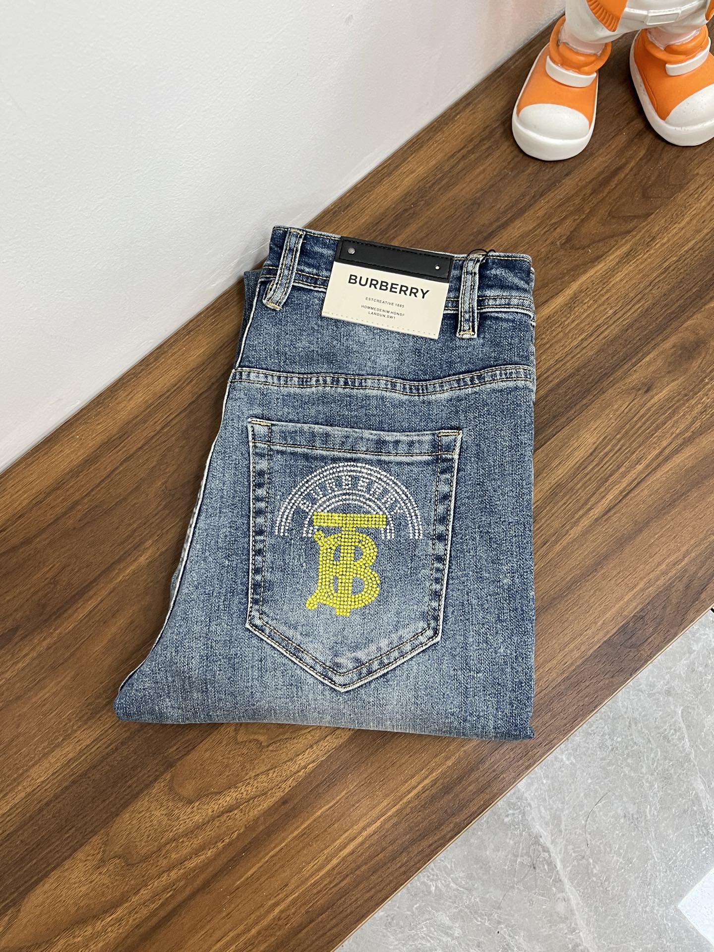 NO:712456,The main recommendation is Burberry's exclusive new Burberry men's fashionable wide-leg jeans, high-end European original trousers, trendy and fashionable casual trousers. They are highly breathable and comfortable, with impeccable details. The brand element design concept reflects high quality. It presents casual tailoring and an awesome upper body shape!  Code number 29-38 (no 35 37) H new model debut,,burberry,burberry,jeans,19860909主推 Burberry 独家专供新款巴宝莉潮男时尚阔腿牛仔裤,高端欧版原单裤子,潮流时尚休闲裤子 透气舒适度高,细节无可挑剔,品牌元素设计理念,体现高品质.呈现休闲裁剪,上身版型超赞！ 码数29-38（无35 37） H新款首发,,burberry,burberry,jeans,,Men's clothing