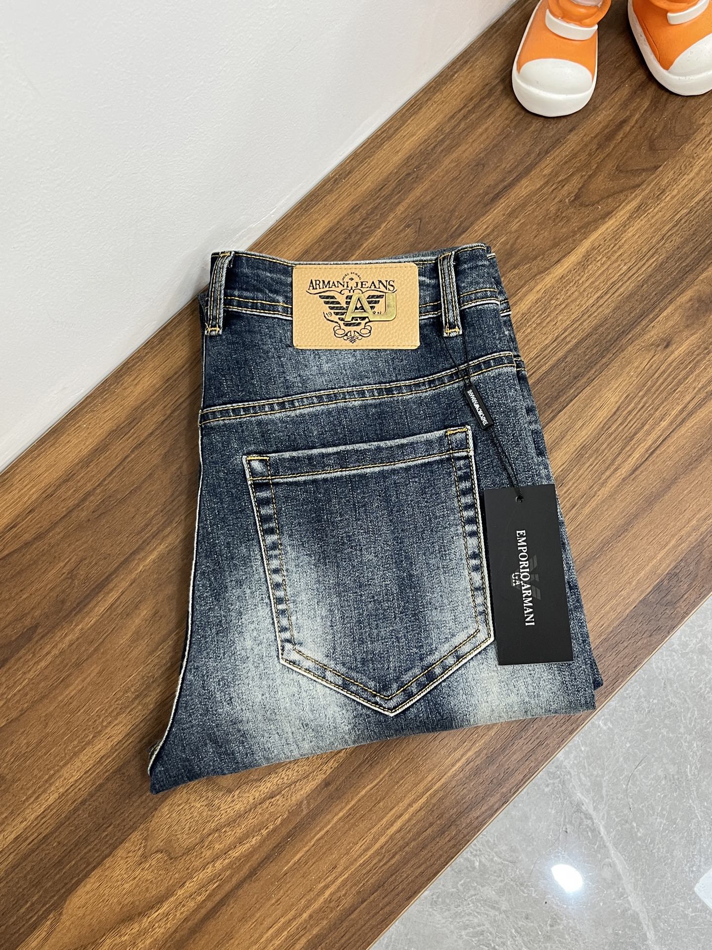 NO:712458,Mainly recommended: Armani exclusively supplies new trendy men's fashion wide-leg jeans, high-end European original trousers, trendy fashionable casual trousers with high breathability and comfort, impeccable details, brand element design concept, reflecting high quality. Presenting casual tailoring, the upper body shape is awesome!  Code number 29-38 (no 35 37) H new model debut,,armani,jeans,19860909主推 阿玛尼 独家专供新款潮男时尚阔腿牛仔裤,高端欧版原单裤子,潮流时尚休闲裤子 透气舒适度高,细节无可挑剔,品牌元素设计理念,体现高品质.呈现休闲裁剪,上身版型超赞！ 码数29-38（无35 37） H新款首发,,armani,jeans,,Men's clothing