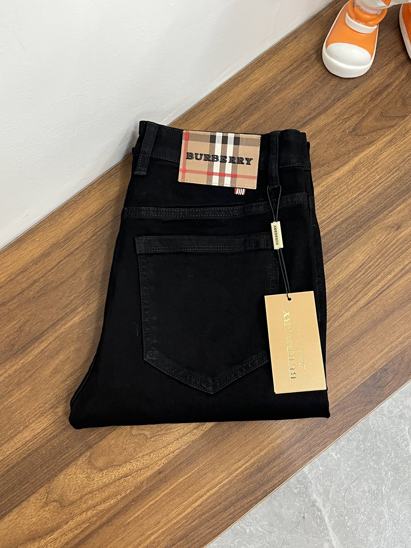 NO:712461,The main recommendation is Burberry's exclusive new Burberry men's fashionable wide-leg jeans, high-end European original trousers, trendy and fashionable casual trousers. They are highly breathable and comfortable, with impeccable details. The brand element design concept reflects high quality. It presents casual tailoring and an awesome upper body shape!  Code number 29-38 (no 35 37) H new model debut,,burberry,burberry,jeans,19860909主推 Burberry 独家专供新款巴宝莉潮男时尚阔腿牛仔裤,高端欧版原单裤子,潮流时尚休闲裤子 透气舒适度高,细节无可挑剔,品牌元素设计理念,体现高品质.呈现休闲裁剪,上身版型超赞！ 码数29-38（无35 37） H新款首发,,burberry,burberry,jeans,,Men's clothing