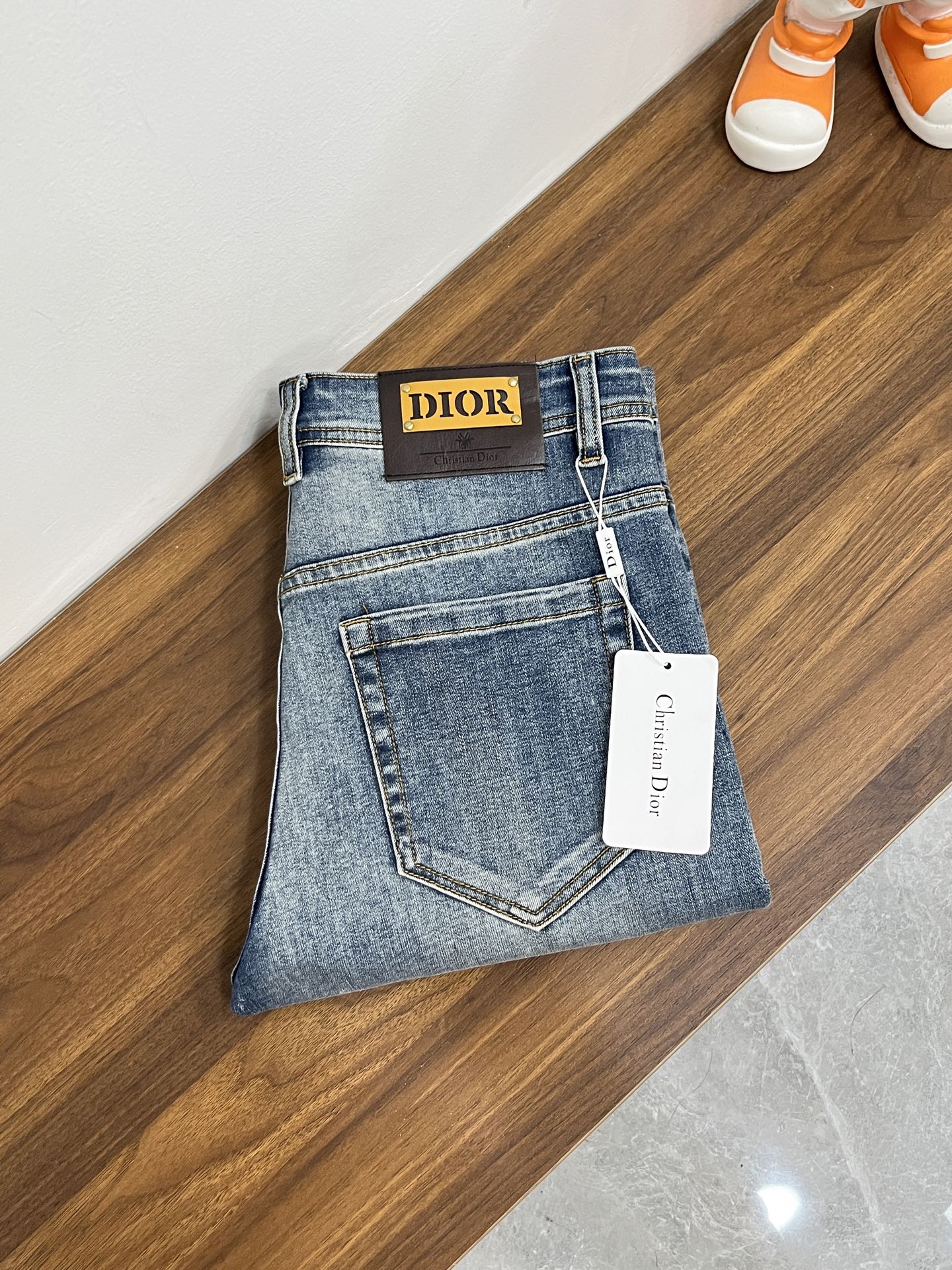 NO:712467,The main recommendation is Dior's exclusive new Dior men's fashionable wide-leg jeans, high-end European original trousers, trendy and fashionable casual trousers. They are highly breathable and comfortable, with impeccable details. The brand element design concept reflects high quality. It presents casual tailoring and an awesome upper body shape!  Code number 29-38 (no 35 37) H new model debut,,dior,dior,jeans,19860909主推 Dior 独家专供新款迪奥潮男时尚阔腿牛仔裤,高端欧版原单裤子,潮流时尚休闲裤子 透气舒适度高,细节无可挑剔,品牌元素设计理念,体现高品质.呈现休闲裁剪,上身版型超赞！ 码数29-38（无35 37） H新款首发,,dior,dior,jeans,,Men's clothing