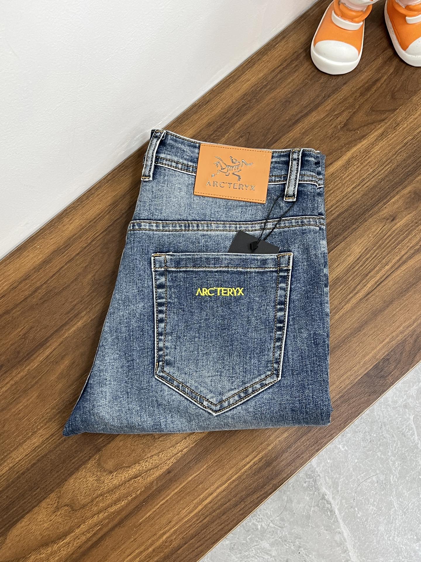 NO:712470,The main recommendation is Arc'teryx, which exclusively provides new trendy men's fashionable wide-leg jeans, high-end European original trousers, trendy and fashionable casual trousers. They are highly breathable and comfortable, with impeccable details. The brand element design concept reflects high quality. It presents casual tailoring and an awesome upper body shape!  Code number 29-38 (no 35 37) H new model debut,arc'teryx,jeans,19860909主推 始祖鸟 独家专供新款潮男时尚阔腿牛仔裤,高端欧版原单裤子,潮流时尚休闲裤子 透气舒适度高,细节无可挑剔,品牌元素设计理念,体现高品质.呈现休闲裁剪,上身版型超赞！ 码数29-38（无35 37） H新款首发,arc'teryx,jeans,,Men's clothing