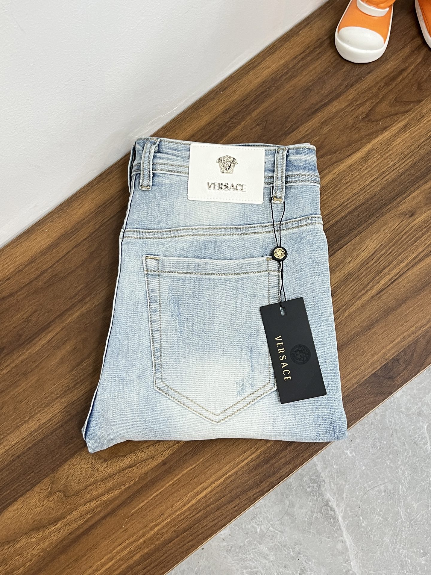 NO:712473,Mainly recommend Versace, exclusively for the new VERSACE trendy men's fashionable wide-leg jeans, high-end European original trousers, trendy fashionable casual trousers with high breathability and comfort, impeccable details, brand element design concept, reflecting high quality. Presenting casual tailoring, the upper body shape is awesome!  Code number 29-38 (no 35 37) H new model debut,,versace,versace,jeans,19860909主推 范思哲,独家专供新款VERSACE 潮男时尚阔腿牛仔裤,高端欧版原单裤子,潮流时尚休闲裤子 透气舒适度高,细节无可挑剔,品牌元素设计理念,体现高品质.呈现休闲裁剪,上身版型超赞！ 码数29-38（无35 37） H新款首发,,versace,versace,jeans,,Men's clothing