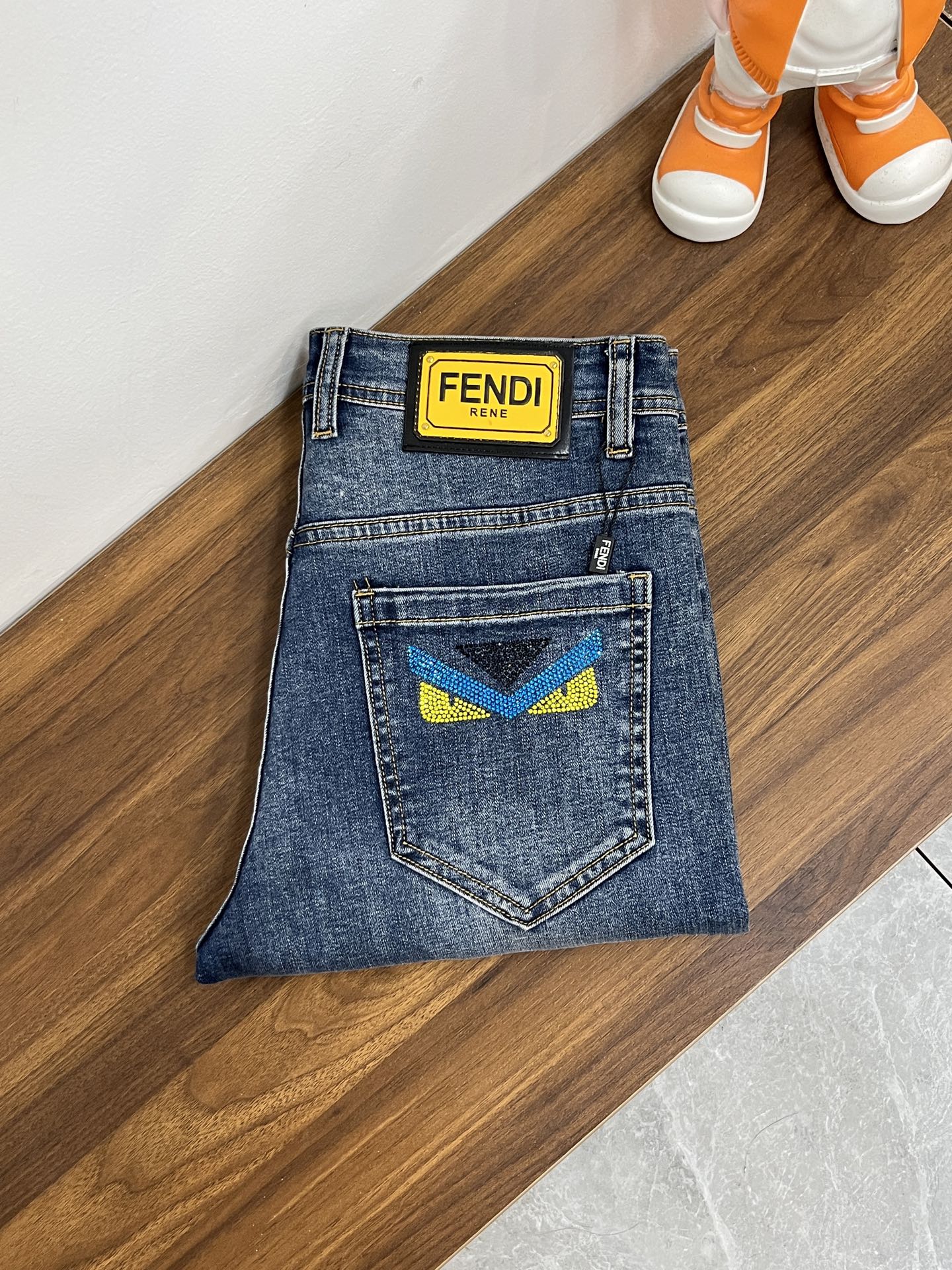 NO:712476,The main recommendation is FEDNI's exclusive supply of new Fendi trendy men's fashionable wide-leg jeans, high-end European original trousers, trendy and fashionable casual trousers. They are highly breathable and comfortable, with impeccable details. The brand element design concept reflects high quality. It presents casual tailoring and an awesome upper body shape!  Code number 29-38 (no 35 37) H new model debut,,fendi,jeans,19860909主推 FEDNI 独家专供新款芬迪潮男时尚阔腿牛仔裤,高端欧版原单裤子,潮流时尚休闲裤子 透气舒适度高,细节无可挑剔,品牌元素设计理念,体现高品质.呈现休闲裁剪,上身版型超赞！ 码数29-38（无35 37） H新款首发,,fendi,jeans,,Men's clothing