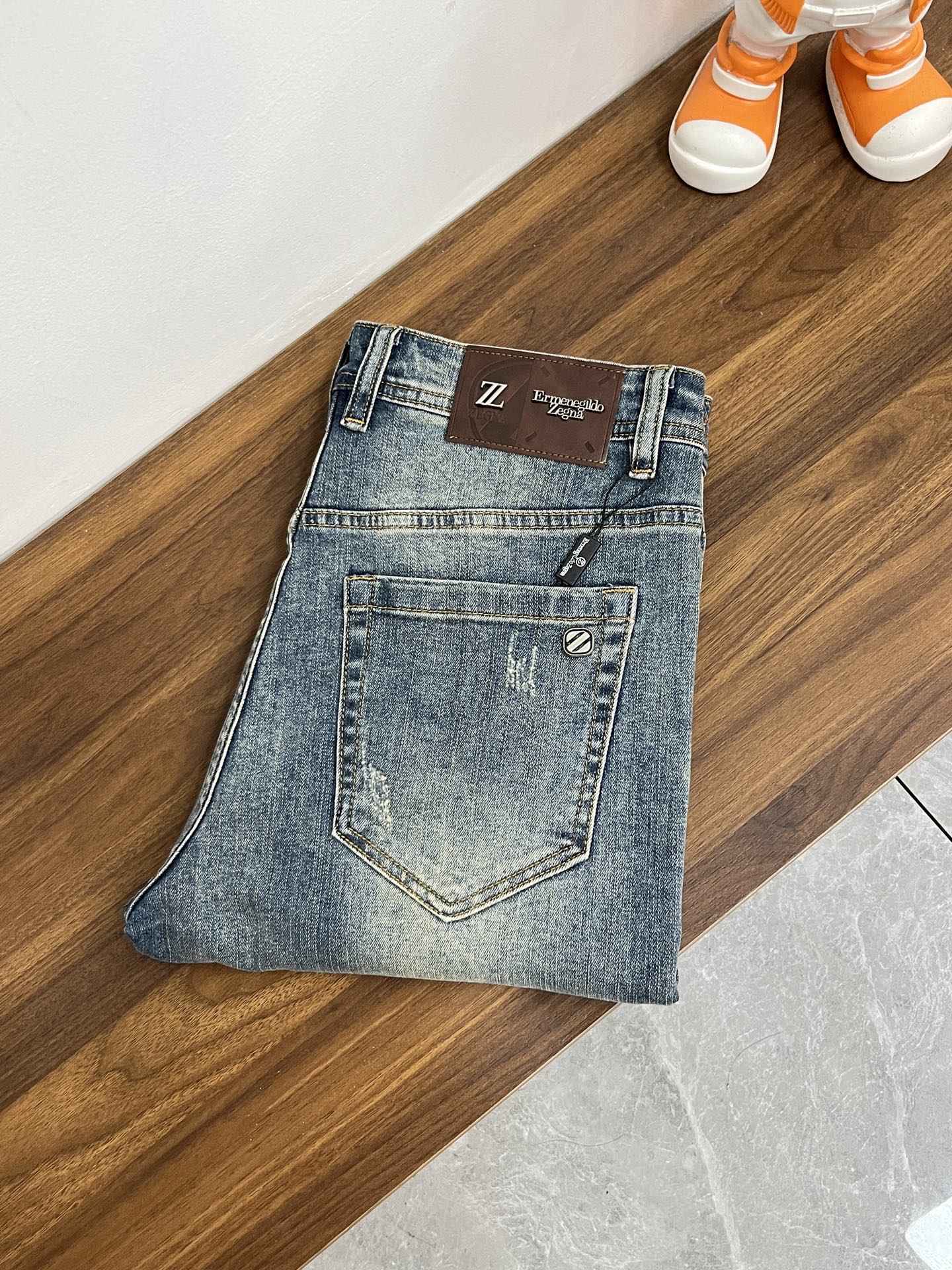 NO:712479,The main recommendation is ZEGNA, which exclusively provides new Zegna trendy men's fashionable wide-leg jeans, high-end European original trousers, trendy and fashionable casual trousers. They are highly breathable and comfortable, with impeccable details. The brand element design concept reflects high quality. It presents casual tailoring and an awesome upper body shape!  Code number 29-38 (no 35 37) H new model debut,,zegna,jeans,19860909主推 ZEGNA 独家专供新款杰尼亚潮男时尚阔腿牛仔裤,高端欧版原单裤子,潮流时尚休闲裤子 透气舒适度高,细节无可挑剔,品牌元素设计理念,体现高品质.呈现休闲裁剪,上身版型超赞！ 码数29-38（无35 37） H新款首发,,zegna,jeans,,Men's clothing