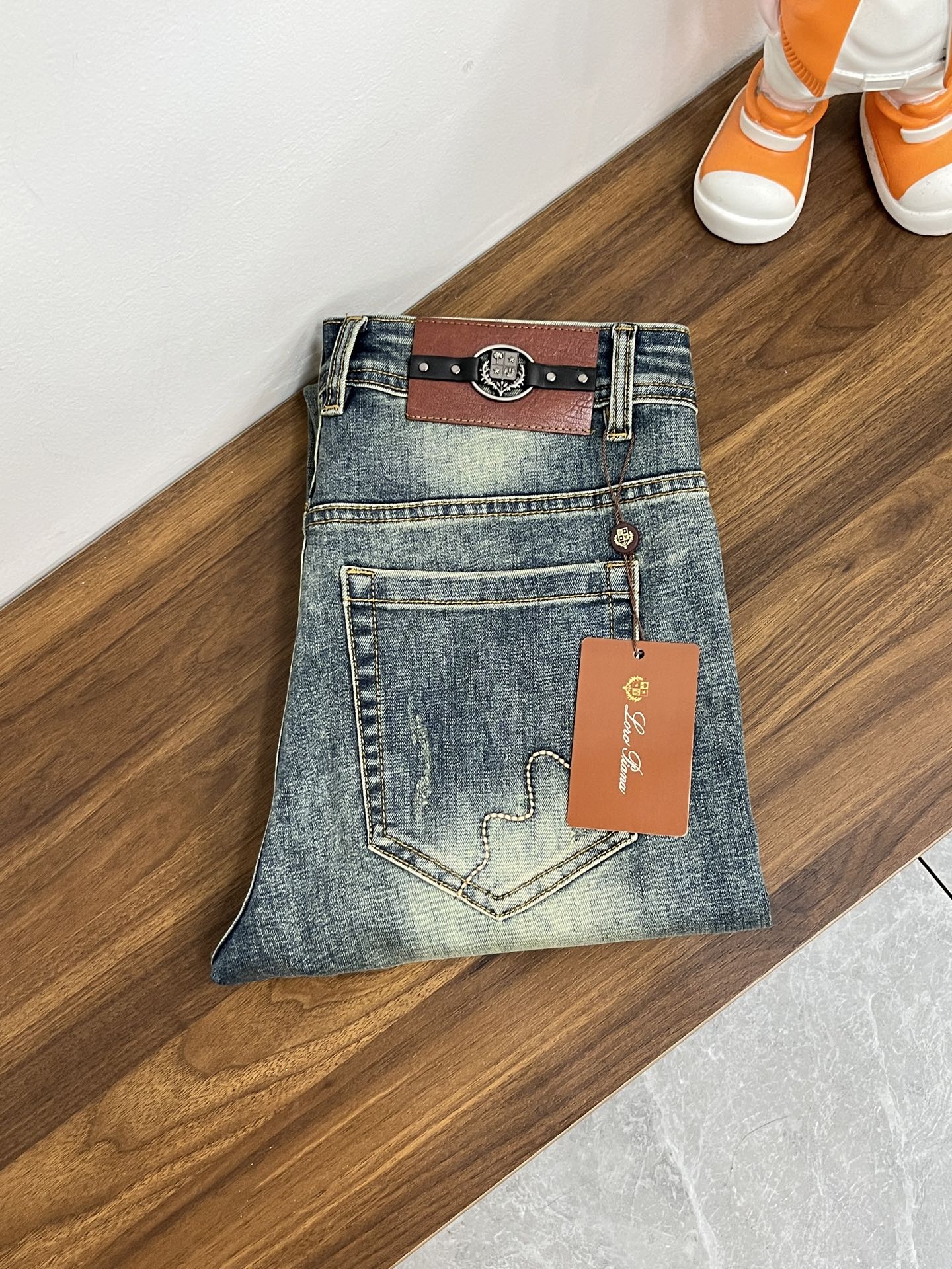 NO:692179,Exchange after the year!  Mainly recommended by LP. Exclusively for the new LP trendy men's fashionable wide-leg jeans, high-end European original trousers, trendy and fashionable casual trousers. Highly breathable and comfortable, impeccable details, brand element design concept, reflecting high quality. Presenting casual tailoring, the upper body shape is awesome!  Code number 29-38 (no 35 37) H2025 new model debut,,loro piana,jeans,19860909年后退换！ 主推 LP 独家专供新款LP潮男时尚阔腿牛仔裤,高端欧版原单裤子,潮流时尚休闲裤子 透气舒适度高,细节无可挑剔,品牌元素设计理念,体现高品质.呈现休闲裁剪,上身版型超赞！ 码数29-38（无35 37） H2025新款首发,,loro piana,jeans,,Men's clothing