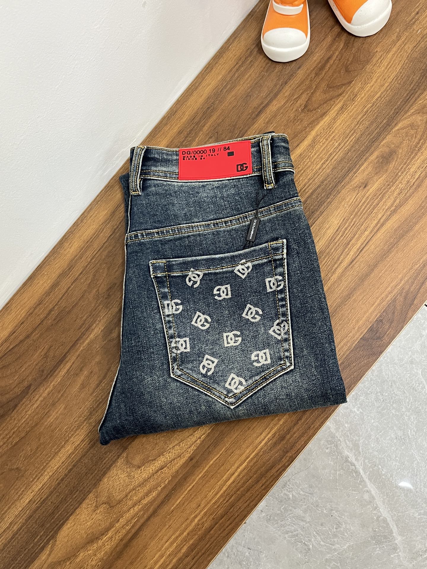 NO:655503,The main recommendation is D&G's exclusive supply of new Dolce & Gabbana men's fashionable wide-leg jeans, high-end European original trousers, trendy and fashionable casual trousers. They are highly breathable and comfortable, with impeccable details. The brand element design concept embodies high quality. It presents casual tailoring and an awesome upper body shape!  Size 29-38 (no 35 37) H new model debut,,Dolce&Gabbana,Dolce&Gabbana,jeans,alexander wang19860909主推 D&G 独家专供新款杜嘉班纳潮男时尚阔腿牛仔裤,高端欧版原单裤子,潮流时尚休闲裤子 透气舒适度高,细节无可挑剔,品牌元素设计理念,体现高品质.呈现休闲裁剪,上身版型超赞！ 码数29-38（无35 37） H新款首发,,Dolce&Gabbana,Dolce&Gabbana,jeans,alexander wang,Men's clothing