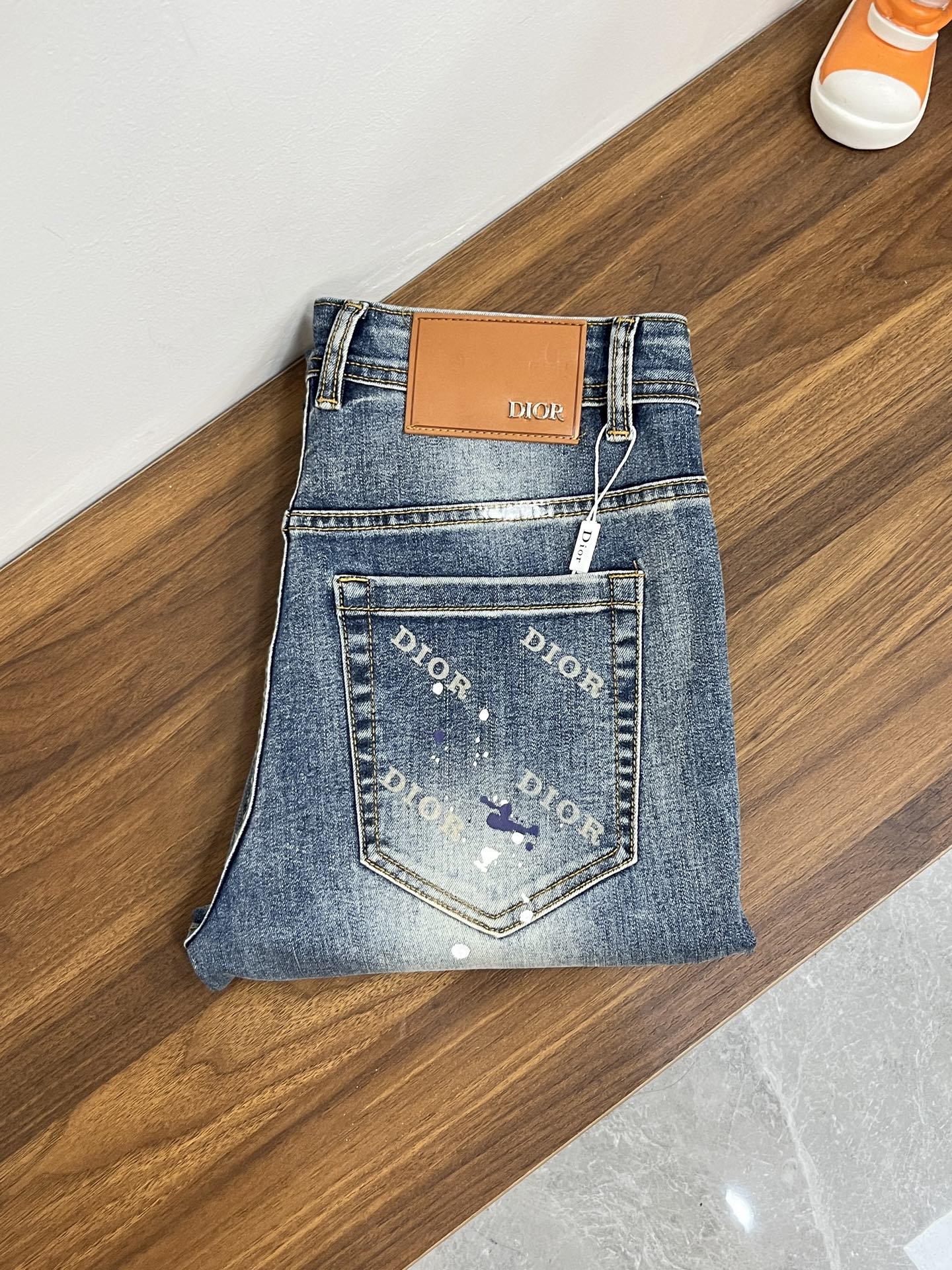 NO:655459,The main recommendation is Dior's exclusive new Dior men's fashionable wide-leg jeans, high-end European original trousers, trendy and fashionable casual trousers. They are highly breathable and comfortable, with impeccable details. The brand element design concept reflects high quality. It presents casual tailoring and an awesome upper body shape!  Code number 29-38 (no 35 37) H new model debut,,dior,dior,jeans,alexander wang19860909主推 Dior 独家专供新款迪奥潮男时尚阔腿牛仔裤,高端欧版原单裤子,潮流时尚休闲裤子 透气舒适度高,细节无可挑剔,品牌元素设计理念,体现高品质.呈现休闲裁剪,上身版型超赞！ 码数29-38（无35 37） H新款首发,,dior,dior,jeans,alexander wang,Men's clothing