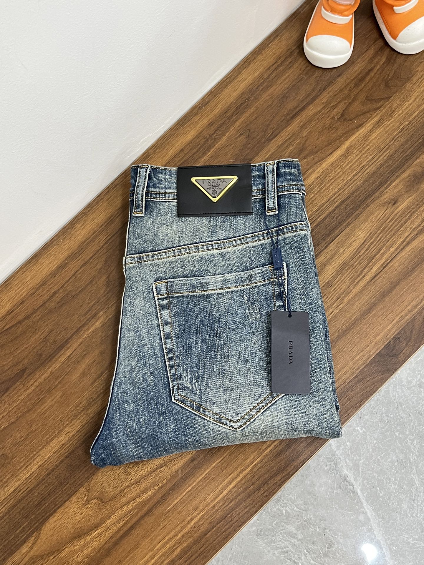 NO:655464,Mainly recommended by PRADA, the new Prada trendy men's fashionable wide-leg jeans, high-end European original trousers, trendy and fashionable casual trousers, with high breathability and comfort, impeccable details, brand element design concept, reflecting high quality. Presenting casual tailoring, the upper body shape is awesome!  Code number 29-38 (no 35 37) H new model debut,, prada, prada, jeans, alexander wang19860909主推 PRADA 独家专供新款普拉达潮男时尚阔腿牛仔裤,高端欧版原单裤子,潮流时尚休闲裤子 透气舒适度高,细节无可挑剔,品牌元素设计理念,体现高品质.呈现休闲裁剪,上身版型超赞！ 码数29-38（无35 37） H新款首发,,prada,prada,jeans,alexander wang,Men's clothing