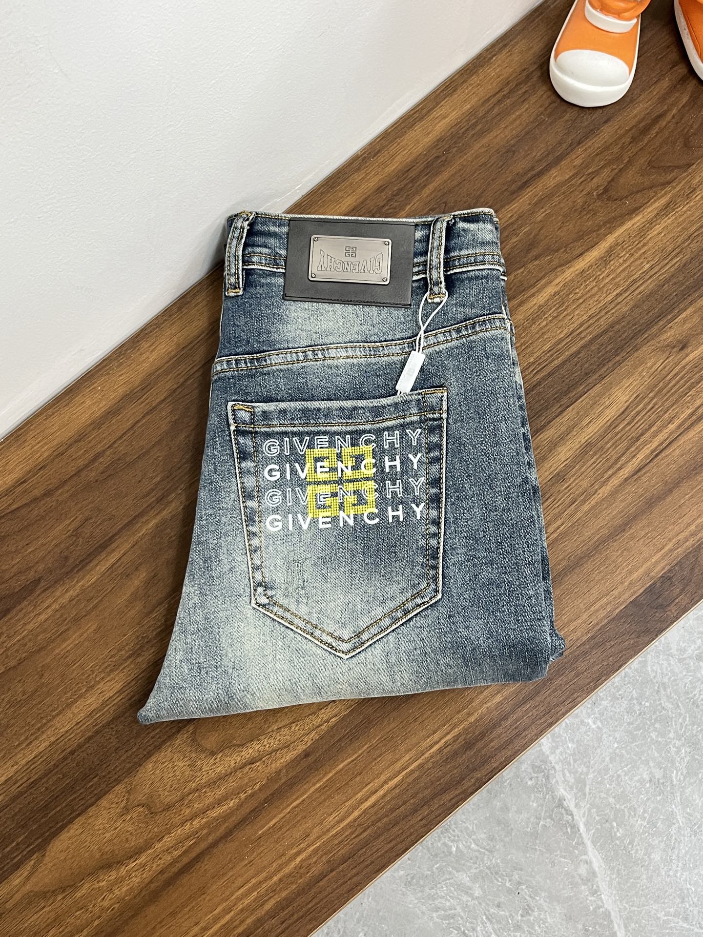 NO:655469,Mainly recommended by GIVENCHY, the new Givenchy trendy men's fashionable wide-leg jeans, high-end European original trousers, trendy and fashionable casual trousers, with high breathability and comfort, impeccable details, brand element design concept, reflecting high quality. Presenting casual tailoring, the upper body shape is awesome!  Code number 29-38 (no 35 37) H new model debut,,givenchy,givenchy,jeans,alexander wang19860909主推 GIVENCHY 独家专供新款纪梵希潮男时尚阔腿牛仔裤,高端欧版原单裤子,潮流时尚休闲裤子 透气舒适度高,细节无可挑剔,品牌元素设计理念,体现高品质.呈现休闲裁剪,上身版型超赞！ 码数29-38（无35 37） H新款首发,,givenchy,givenchy,jeans,alexander wang,Men's clothing