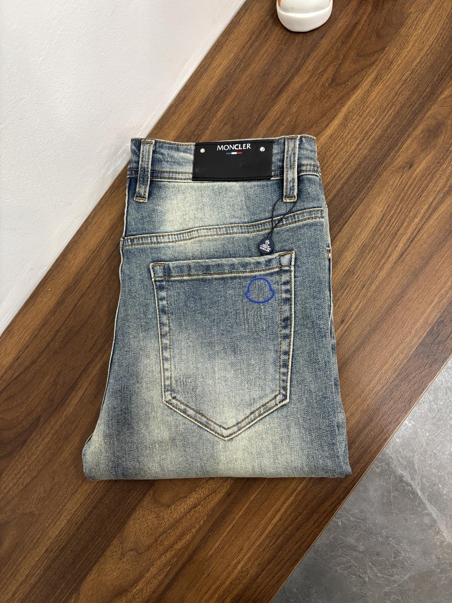 NO:655474,The main recommendation is MONCLER, which exclusively provides new fashionable wide-leg jeans for men with mouth coverings, high-end European original trousers, trendy and fashionable casual trousers. They are highly breathable and comfortable, with impeccable details. The brand element design concept reflects high quality. It presents casual tailoring and an awesome upper body shape!  Size 29-38 (no 35 37) H new model debut,,Moncler,jeans,alexander wang19860909主推 MONCLER 独家专供新款蒙口潮男时尚阔腿牛仔裤,高端欧版原单裤子,潮流时尚休闲裤子 透气舒适度高,细节无可挑剔,品牌元素设计理念,体现高品质.呈现休闲裁剪,上身版型超赞！ 码数29-38（无35 37） H新款首发,,Moncler,jeans,alexander wang,Men's clothing