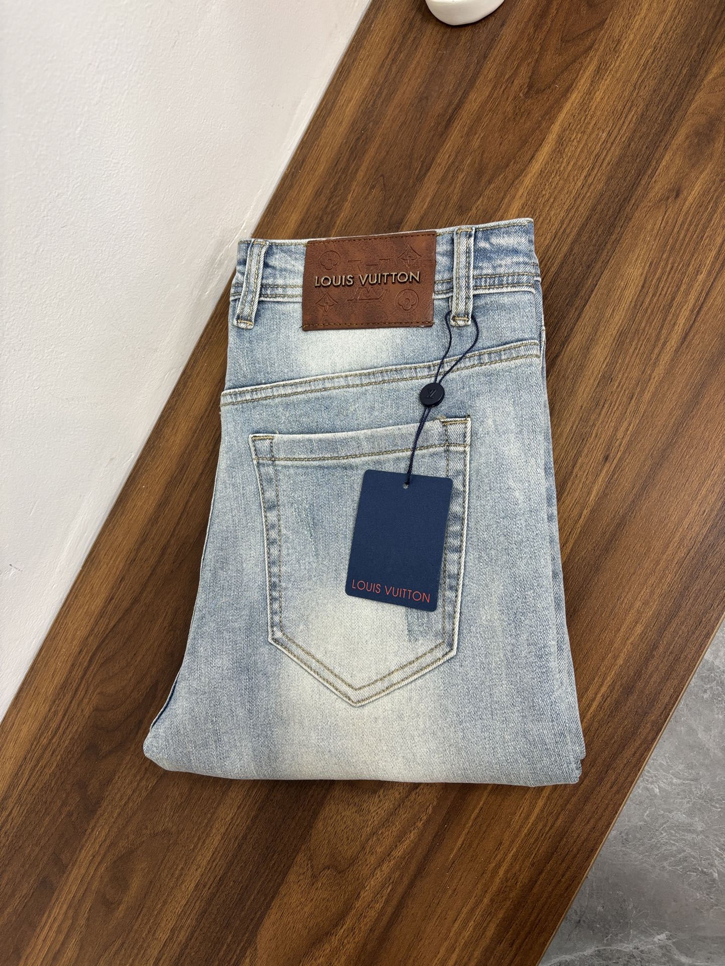 NO:655479,The main recommendation is LV's exclusive new donkey brand trendy men's fashionable wide-leg jeans, high-end European original trousers, trendy and fashionable casual trousers. They are highly breathable and comfortable, with impeccable details. The brand element design concept reflects high quality. It presents casual tailoring and the upper body shape is awesome!  Code number 29-38 (no 35 37) H new model debut,,louis vuitton,louis vuitton,jeans,alexander wang19860909主推 LV 独家专供新款驴牌潮男时尚阔腿牛仔裤,高端欧版原单裤子,潮流时尚休闲裤子 透气舒适度高,细节无可挑剔,品牌元素设计理念,体现高品质.呈现休闲裁剪,上身版型超赞！ 码数29-38（无35 37） H新款首发,,louis vuitton,louis vuitton,jeans,alexander wang,Men's clothing