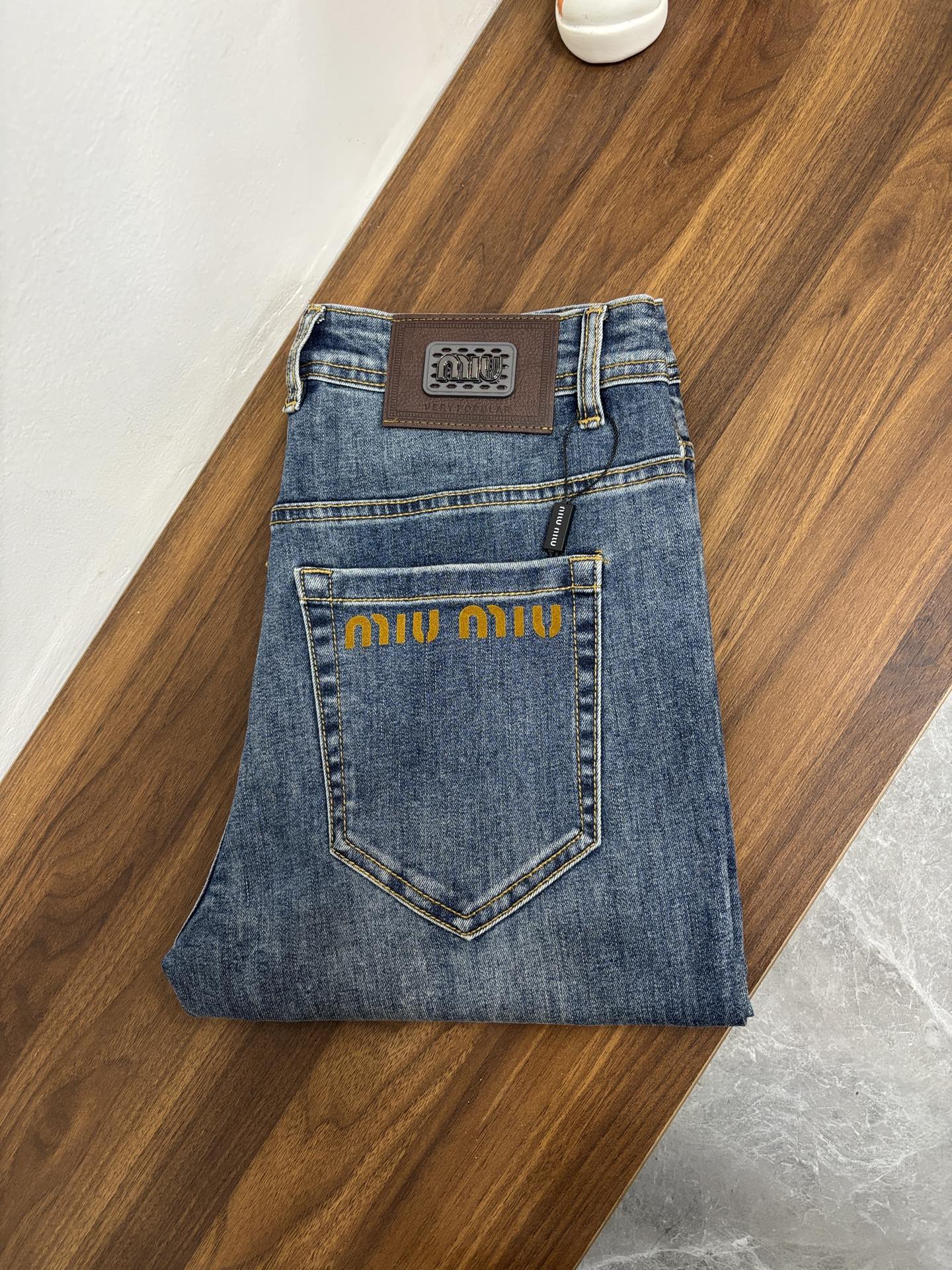 NO:655484,The main recommendation is MiuMiu, which exclusively provides new Miu Miu trendy men's fashionable wide-leg jeans, high-end European original trousers, trendy and fashionable casual trousers. They are highly breathable and comfortable, with impeccable details. The brand element design concept reflects high quality. It presents casual tailoring and an awesome upper body shape!  Code number 29-38 (no 35 37) H new model debut,,miumiu,jeans,alexander wang19860909主推 MiuMiu 独家专供新款缪缪潮男时尚阔腿牛仔裤,高端欧版原单裤子,潮流时尚休闲裤子 透气舒适度高,细节无可挑剔,品牌元素设计理念,体现高品质.呈现休闲裁剪,上身版型超赞！ 码数29-38（无35 37） H新款首发,,miumiu,jeans,alexander wang,Men's clothing