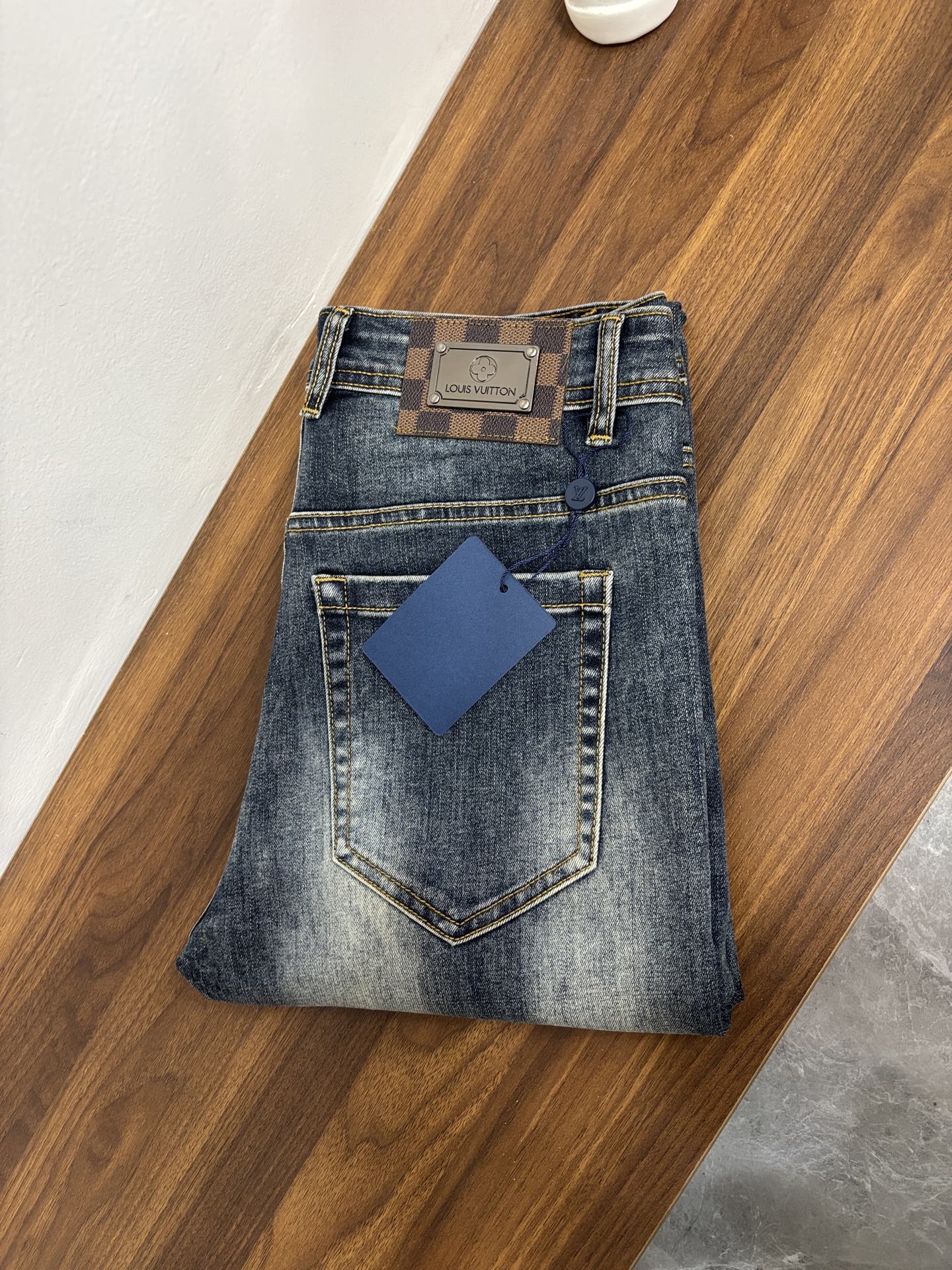 NO:655489,The main recommendation is LV's exclusive new donkey brand trendy men's fashionable wide-leg jeans, high-end European original trousers, trendy and fashionable casual trousers. They are highly breathable and comfortable, with impeccable details. The brand element design concept reflects high quality. It presents casual tailoring and the upper body shape is awesome!  Code number 29-38 (no 35 37) H new model debut,,louis vuitton,louis vuitton,jeans,alexander wang19860909主推 LV 独家专供新款驴牌潮男时尚阔腿牛仔裤,高端欧版原单裤子,潮流时尚休闲裤子 透气舒适度高,细节无可挑剔,品牌元素设计理念,体现高品质.呈现休闲裁剪,上身版型超赞！ 码数29-38（无35 37） H新款首发,,louis vuitton,louis vuitton,jeans,alexander wang,Men's clothing