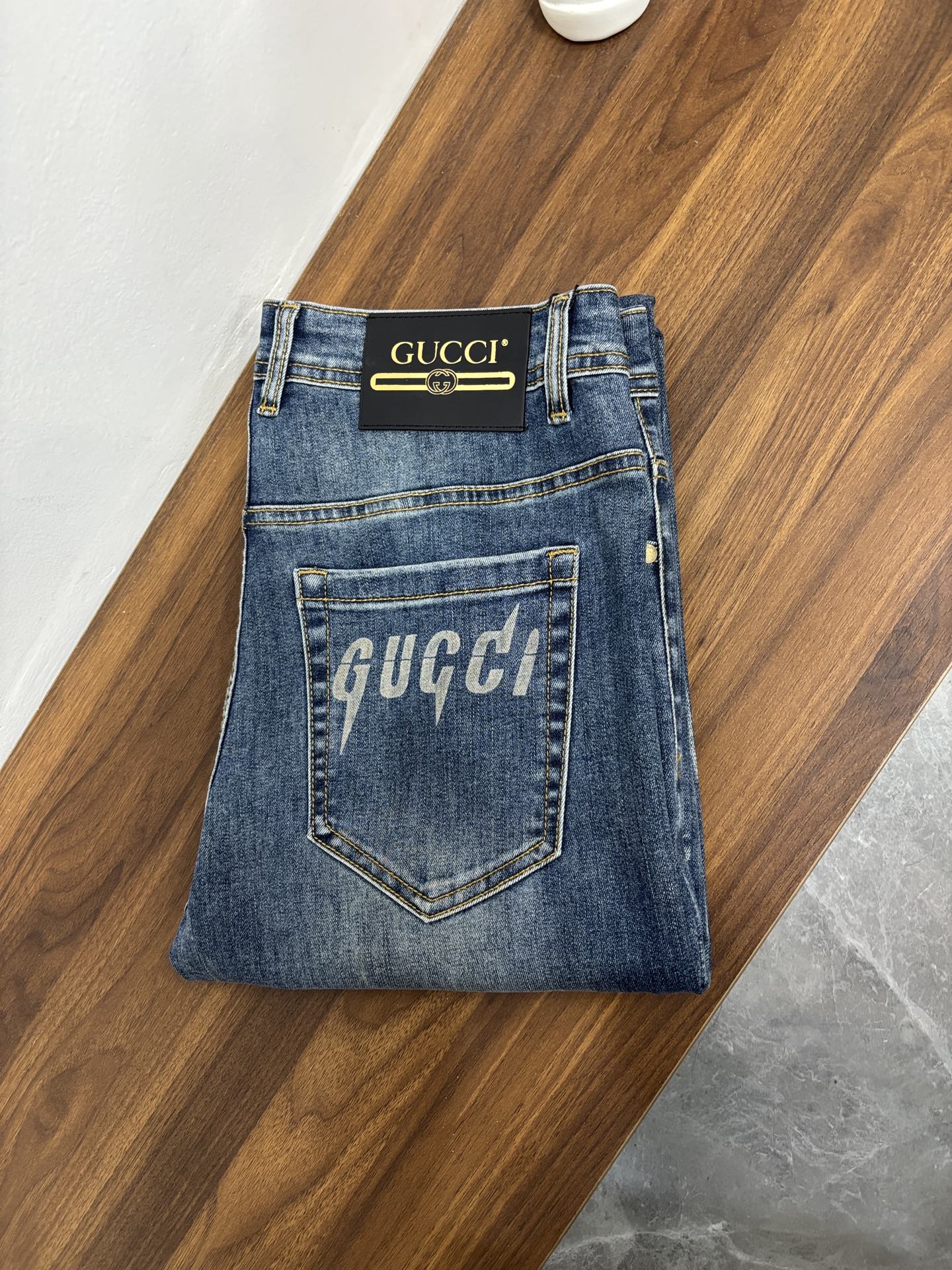 NO:655494,We mainly recommend GUCCI’s exclusive new Gucci trendy men’s fashionable wide-leg jeans, high-end European original trousers, trendy and fashionable casual trousers. They are highly breathable and comfortable, with impeccable details. The brand element design concept reflects high quality. It presents casual tailoring and an awesome upper body shape!  Code number 29-38 (no 35 37) H new model debut,,gucci,jeans,alexander wang19860909主推 GUCCI 独家专供新款古奇潮男时尚阔腿牛仔裤,高端欧版原单裤子,潮流时尚休闲裤子 透气舒适度高,细节无可挑剔,品牌元素设计理念,体现高品质.呈现休闲裁剪,上身版型超赞！ 码数29-38（无35 37） H新款首发,,gucci,jeans,alexander wang,Men's clothing