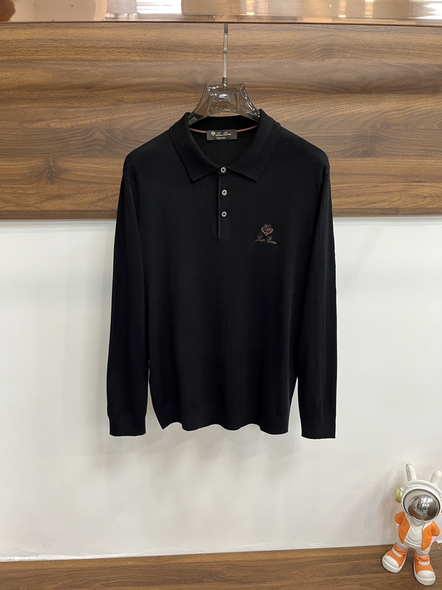 NO:683916,The main recommendation is LP's exclusive supply of new wool sweaters, trendy men's fashionable lapel sweaters, high-end European original single wool knitted sweaters, merino wool fabrics, high breathability and comfort, impeccable details, brand element design concept, reflecting high quality. It presents casual tailoring, and the upper body shape is awesome!  Size M-XXXL H2025 new model debut,,loro piana,sweaters,19860909主推 LP 独家专供新款羊毛针织衫潮男时尚翻领羊毛衫,高端欧版原单羊毛针织毛衣,美丽诺羊毛面料,透气舒适度高,细节无可挑剔,品牌元素设计理念,体现高品质.呈现休闲裁剪,上身版型超赞！ 码数M-XXXL H2025新款首发,,loro piana,sweaters,,Men's clothing