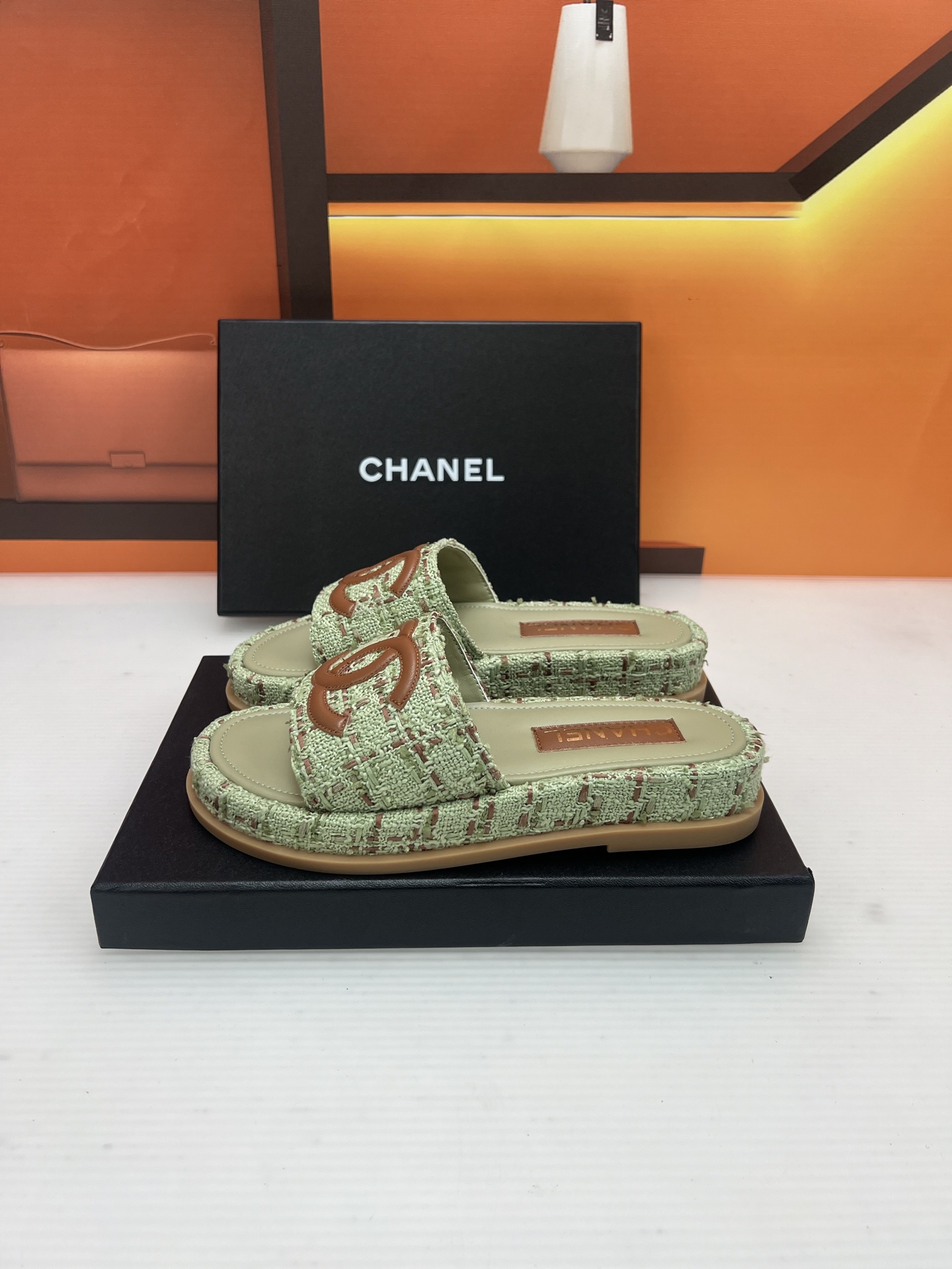 NO:386821,* 25 The most popular sandals in early autumn. The counter is snatched up. Photos from major social platforms are popular. This episode of the catwalk is definitely too handsome. It is definitely the hottest style of this season. The counter fairies are really too aware of the goods. They don’t get stuck or scratch their feet. The texture is very soft and comfortable. Classic black and white combination, super versatile. 1 Fabric: The counter original woven material 2 Inner: Environmentally friendly mixed-bred sheepskin 3 Soles: Rubber 5 size 35-40 (40 41 custom made), slippers, slippers, sheepskin19860909* 25早秋最爆凉拖鞋 专柜简直疯抢了,各大社交平台热门晒图,这期的走秀款绝对太帅了,绝对是这一季最热门的款式,专柜仙女们真的太识货了,不卡脚也不会磨脚,质感上脚是非常柔软舒服的.经典的黑白配,超级百搭. 1面料:专柜原版编织材料 2内里:环保混种羊皮 3大底:橡胶 5码数35-40（40 41定做）,拖鞋,slippers,sheepskin,Women's Shoes