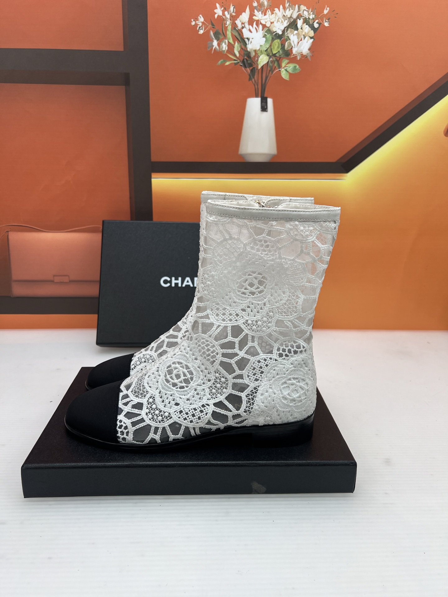 NO:386859,2025★★★★★ Many celebrity celebrity shoes on the sandals, a versatile series that domestic and foreign bloggers are popular. A must-have for spring and summer wardrobe matching. First choice. Upper imported knitted satin net. Inner: imported crystal sheepskin inner lining. Original mold-open custom leather sole. Shoe size: 35-39 (34, 40, 41, customized without return) Delivery luxury latest counter synchronous packaging, boots, boots, sheepskin, silk fabric198609092025★★★★★ 众多明星网红上脚凉靴,国内外博主刷爆的一个百搭系列,春夏衣橱搭配必备 首选. 鞋面进口针织绸缎网  内里: 进口水晶羊皮内里 大底原版开模定制真皮底 鞋码: 35-39（34、40、41、定做不退换） 配送豪华最新专柜同步包装,靴子,boots,sheepskin,silk fabric,Women's Shoes