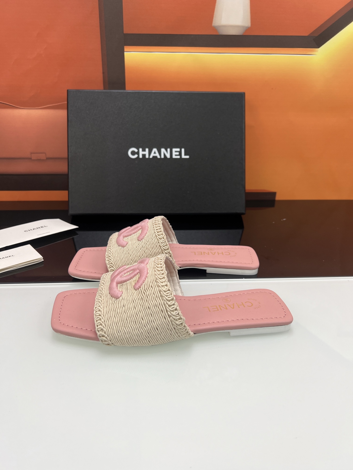 NO:386848,2025 Xiaoxiang must-have items for this season in autumn and winter!  !  Chanel's autumn and winter heavy industry hot product, Xiaohongshu is highly recommended, it looks good no matter how you match it, and it is a must-have for fashionable things. Chanel's women love simple but irresistible combinations show unique styles of dressing, free mixing and matching, and keep up with the fashionable pace of Grandma Shixiang!  !  !  Exquisite details enlarge the original mold opening hardware buckle. Top version purchasing level is created★The upper is made of original custom cowhide (silk) sheepskin inner lining, sheepskin footbed, genuine leather sole, size 35-39 (40, 41 custom made, slippers, chanel, slippers, cowhide, sheepskin, silk fabric198609092025小香 本季秋冬季必备单品！！ 香奈儿秋冬重工爆款 小红书力推款,怎么搭配都好看,时髦精必备,香奈儿女士钟爱简约又难以抗拒系搭配展现与众不同的穿搭风格、自由混搭闪耀到位跟紧香奶奶时尚步伐！！！精致细节放大看原版开模五金扣 顶级版本代购级别打造★鞋面采用原版定制牛皮（绸缎）羊皮内里,羊皮垫脚,真皮底,码数35-39（40、41定做,拖鞋,chanel,slippers,cowhide,sheepskin,silk fabric,Women's Shoes