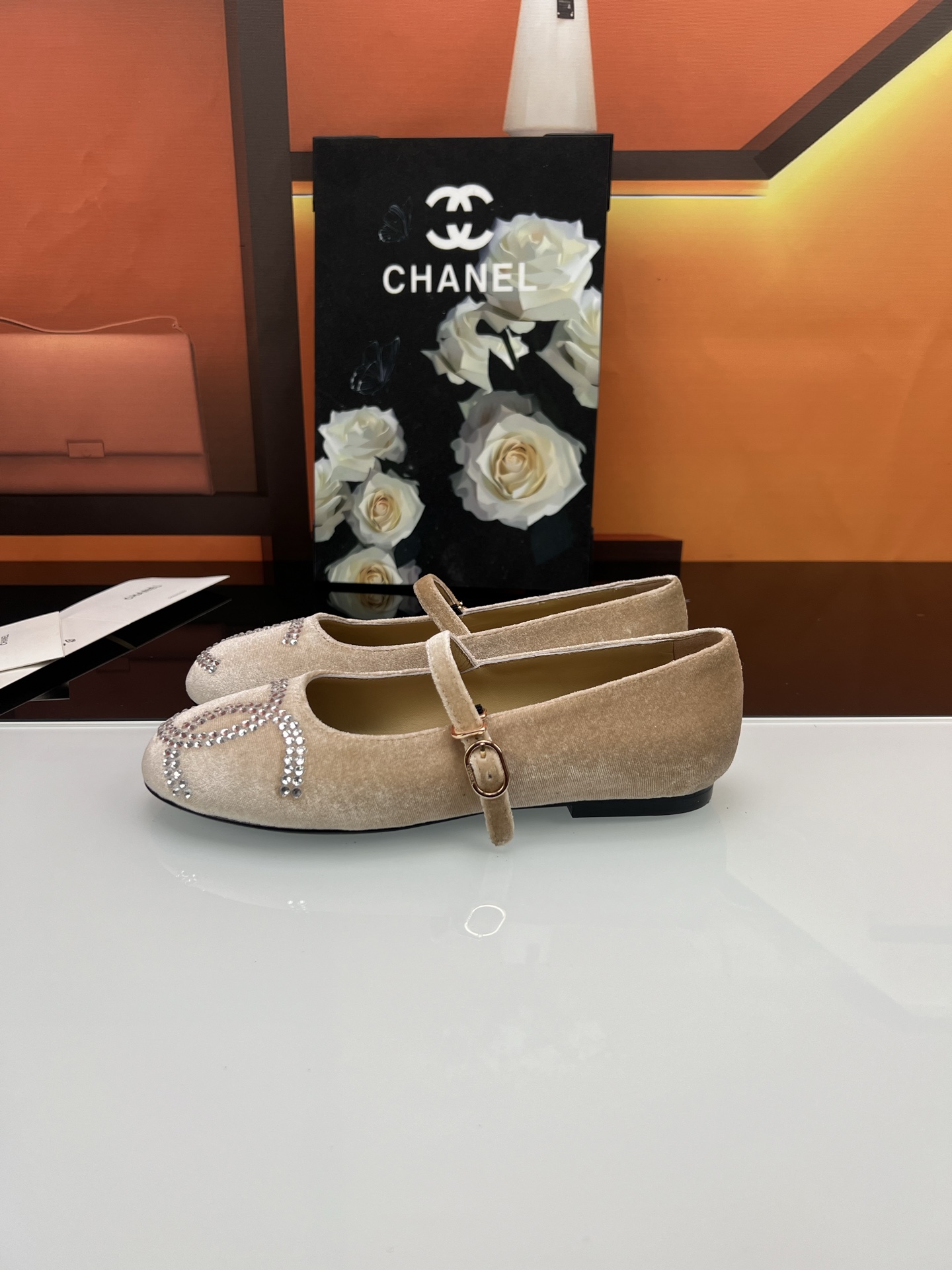 NO:386837,* The 25th Early Spring is the most popular counter, and the pictures are posted on major social platforms. This episode of the show is definitely too handsome, and it is definitely the hottest style of this season. The counter fairies are really too sensible. They will not stagnate or scratch their feet. The texture is very soft and comfortable. Super versatile. 1 Fabric: velvet 2 Living: Environmentally friendly imported sheepskin 3 Soles: genuine leather soles 4 sizes 35-40 (34 40 41 custom made), single shoes, sheepskin, Leather soles19860909* 25早春最 专柜简直疯抢了,各大社交平台热门晒图,这期的走秀款绝对太帅了,绝对是这一季最热门的款式,专柜仙女们真的太识货了,不卡脚也不会磨脚,质感上脚是非常柔软舒服的.超级百搭. 1面料:天鹅绒 2内里:环保进口羊皮 3大底:真皮大底 4码数35-40（34 40 41定做）,单鞋,sheepskin,Leather soles,Women's Shoes