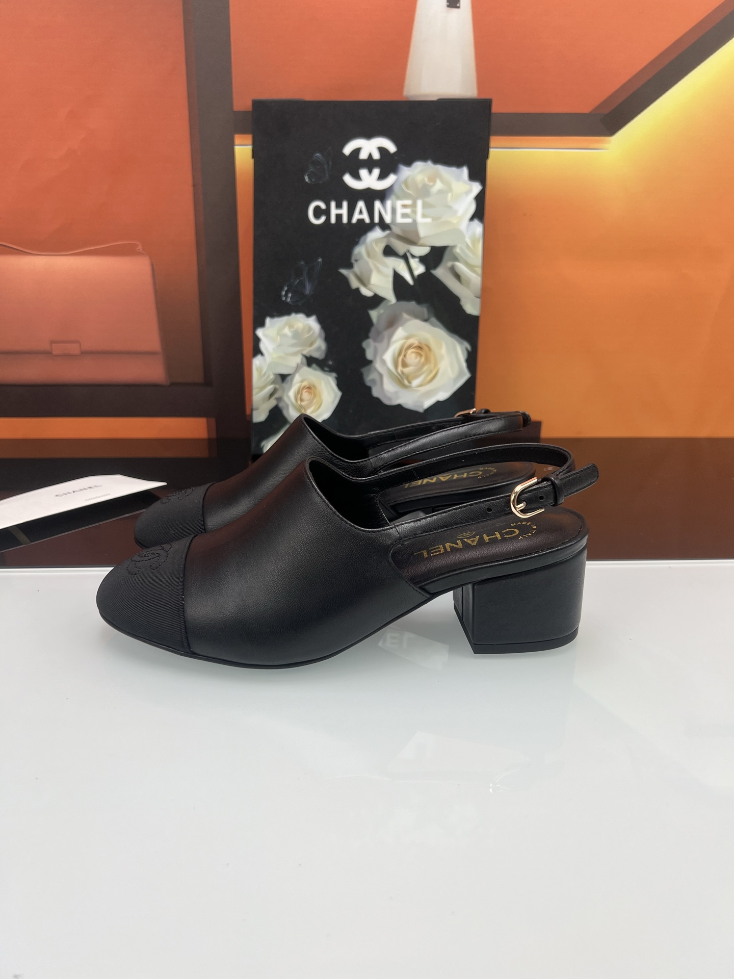 NO:386825,★Xiaoxiang New Spring and Summer Products New Sandals New Embroidery Classic Embroidery of the counter Shows the unique style of dressing so beautiful that there is nothing to say. Must-in-class in summer... Imported sheepskin with upper, mixed-bred sheepskin with heel height 5cm, outsole Italian leather outsole Shoe size: 35-39 (40, 41 42 Customized, non-returned and exchanged):, sandals, sandals, sheepskin, Leather soles19860909★小香 春夏新品 专柜新款凉鞋电绣永不褪去的经典元素 展现与众不同的穿搭风格美到无话可说 夏季必入款…… 鞋面进口羊皮 内里混种羊皮 跟高5cm 大底意大利真皮大底 鞋码: 35-39（40、41 42定制不退换） :,凉鞋,sandals,sheepskin,Leather soles,Women's Shoes