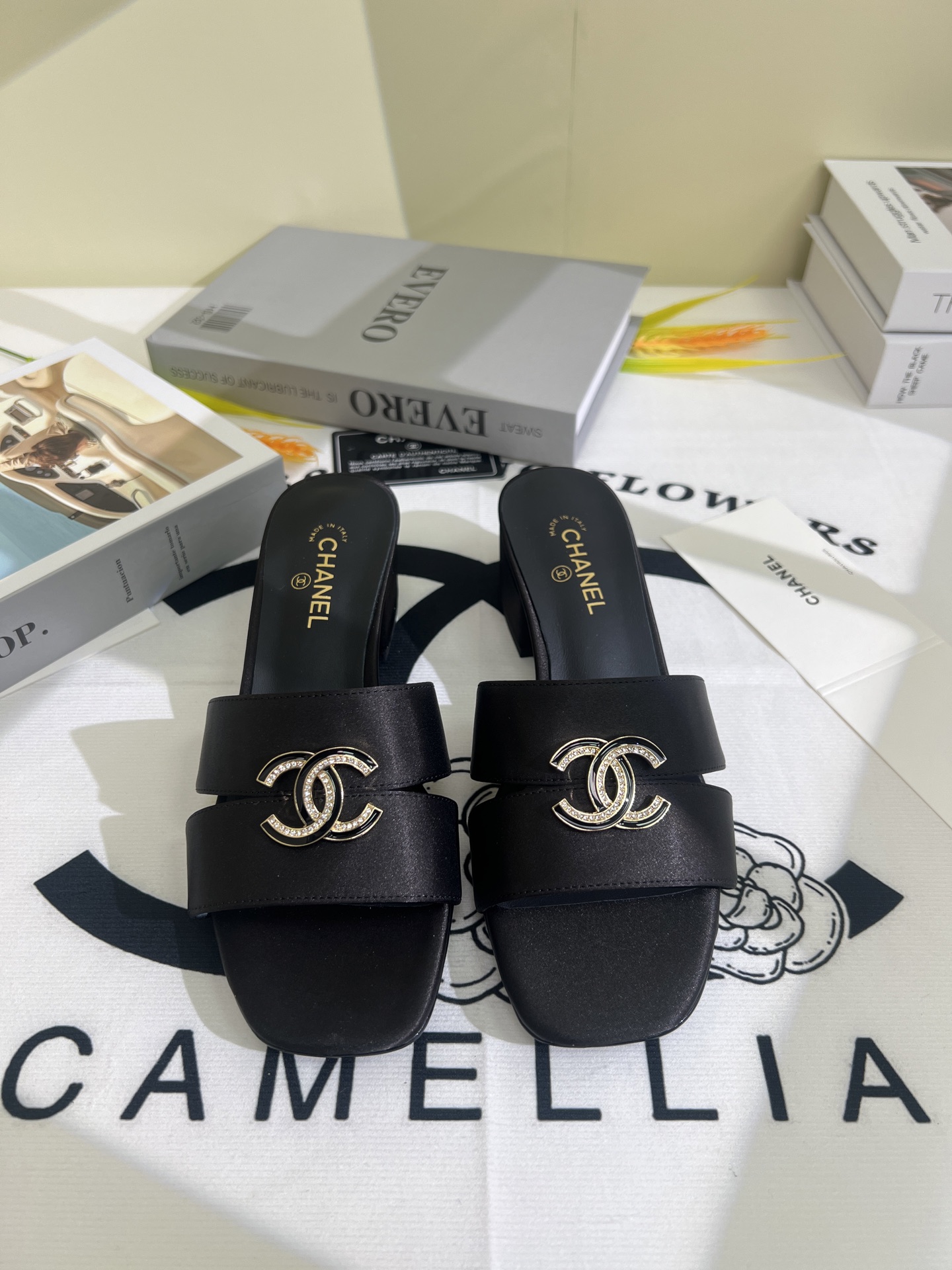 NO:386784,2025★★★★★★ Many celebrities are here to watch, a versatile series that domestic and foreign bloggers are popular. A must-have for spring and summer wardrobe matching. Sandals are the first choice. Upper imported silk lining: imported crystal sheepskin lining, large sole original mold custom leather sole Shoe size: 35-39 (34, 40, 41, customized without return) Delivery luxury latest counter synchronous packaging P, slippers, sandals, slippers, sheepskin, silk fabric198609092025★★★★★ 众多明星网红上脚,国内外博主刷爆的一个百搭系列,春夏衣橱搭配必备 凉鞋首选. 鞋面进口绸缎  内里: 进口水晶羊皮内里 大底原版开模定制真皮底 鞋码: 35-39（34、40、41、定做不退换） 配送豪华最新专柜同步包装 P,拖鞋,sandals,slippers,sheepskin,silk fabric,Women's Shoes