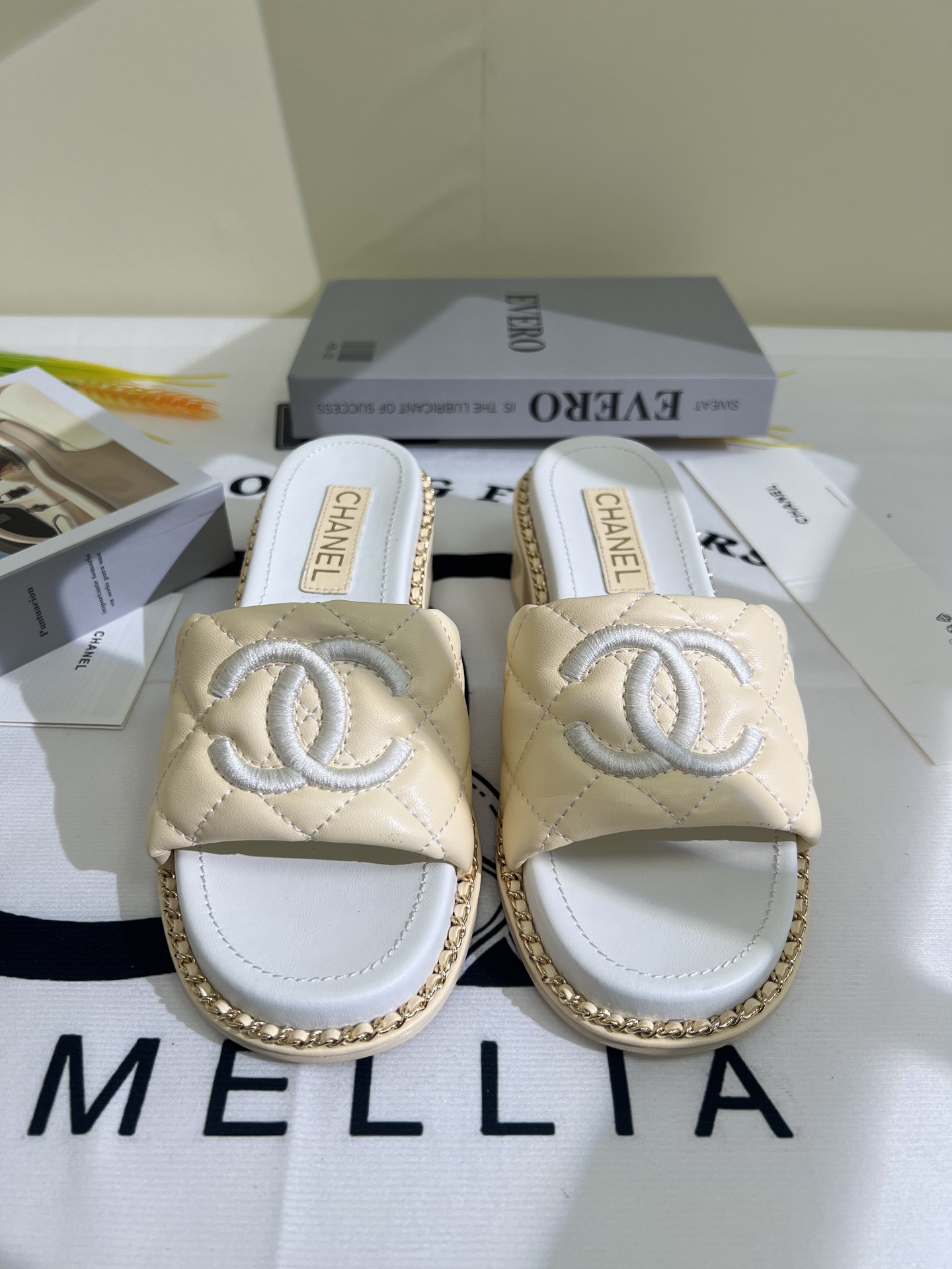 NO:386791,2025★★★★★★ Many celebrities are here to watch, a versatile series that domestic and foreign bloggers are popular. A must-have for spring and summer wardrobe matching. Sandals are the first choice. Upper imported super soft sheepskin inner lining: imported crystal sheepskin lining, original genuine leather sole Shoe size: 35-39 (40, 41, customized, non-return and exchange) Delivery luxury latest counter synchronous packaging, slippers, sandals, slippers, sheepskin198609092025★★★★★ 众多明星网红上脚,国内外博主刷爆的一个百搭系列,春夏衣橱搭配必备 凉鞋首选. 鞋面进口超柔羊皮  内里: 进口水晶羊皮内里 大底原版真皮底 鞋码: 35-39（40、41、定做不退换） 配送豪华最新专柜同步包装,拖鞋,sandals,slippers,sheepskin,Women's Shoes