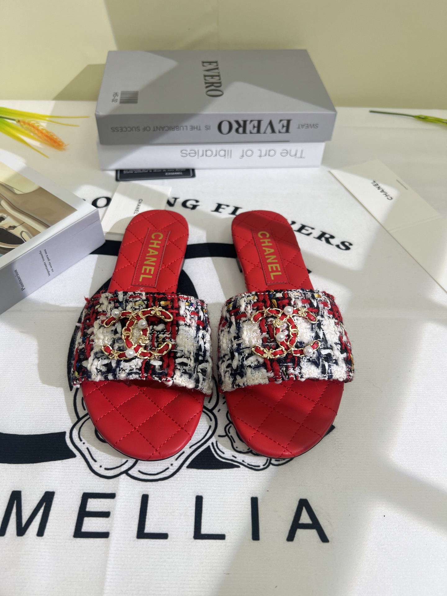 NO:386803,★★★★★★ Many celebrities are popular with a versatile series that domestic and foreign bloggers are popular. A must-have for spring and summer wardrobe matching. Sandals are the first choice. Upper imported super soft sheepskin inner lining: imported crystal sheepskin lining, original mold-open custom leather sole Shoe size: 35-39 (34, 40, 41, customized without return) Delivery latest luxury counter synchronous packaging Flat heels, slippers, sandals, slippers, sheepskin19860909★★★★★ 众多明星网红上脚,国内外博主刷爆的一个百搭系列,春夏衣橱搭配必备 凉鞋首选. 鞋面进口超柔羊皮  内里: 进口水晶羊皮内里 大底原版开模定制真皮底 鞋码: 35-39（34、40、41、定做不退换） 配送豪华最新专柜同步包装 平底高跟,拖鞋,sandals,slippers,sheepskin,Women's Shoes