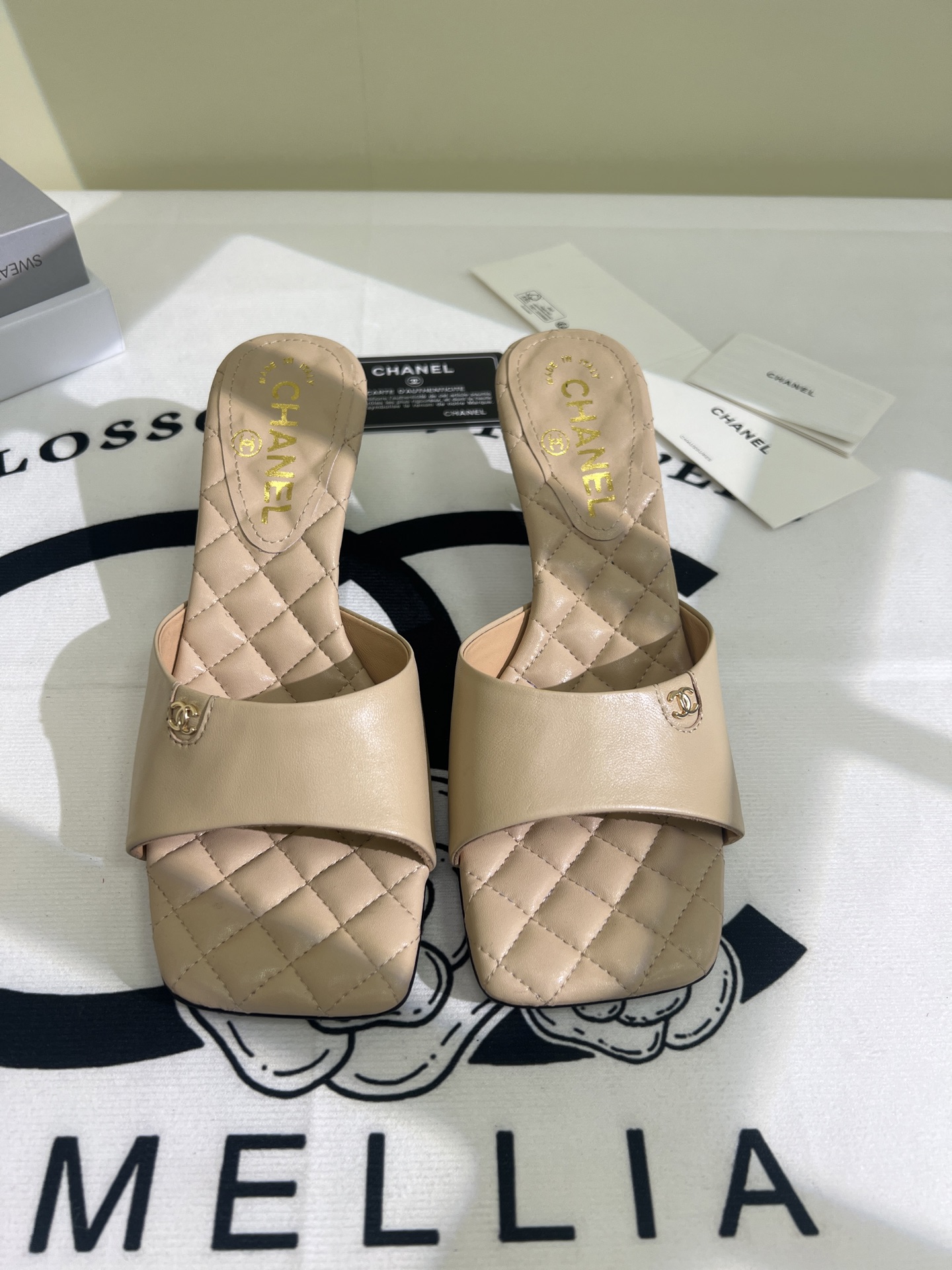 NO:386815,★★★★★★ Many celebrities are popular with a versatile series that domestic and foreign bloggers are popular. A must-have for spring and summer wardrobe matching. Sandals are the first choice. Upper imported sheepskin inner lining: imported crystal sheepskin inner lining, original mold-open custom leather sole Shoe size: 35-39 (34, 40, 41, customized without return) Delivery luxury latest counter synchronous packaging, slippers, sandals, slippers, sheepskin19860909★★★★★ 众多明星网红上脚,国内外博主刷爆的一个百搭系列,春夏衣橱搭配必备 凉鞋首选. 鞋面进口羊皮  内里: 进口水晶羊皮内里 大底原版开模定制真皮底 鞋码: 35-39（34、40、41、定做不退换） 配送豪华最新专柜同步包装,拖鞋,sandals,slippers,sheepskin,Women's Shoes