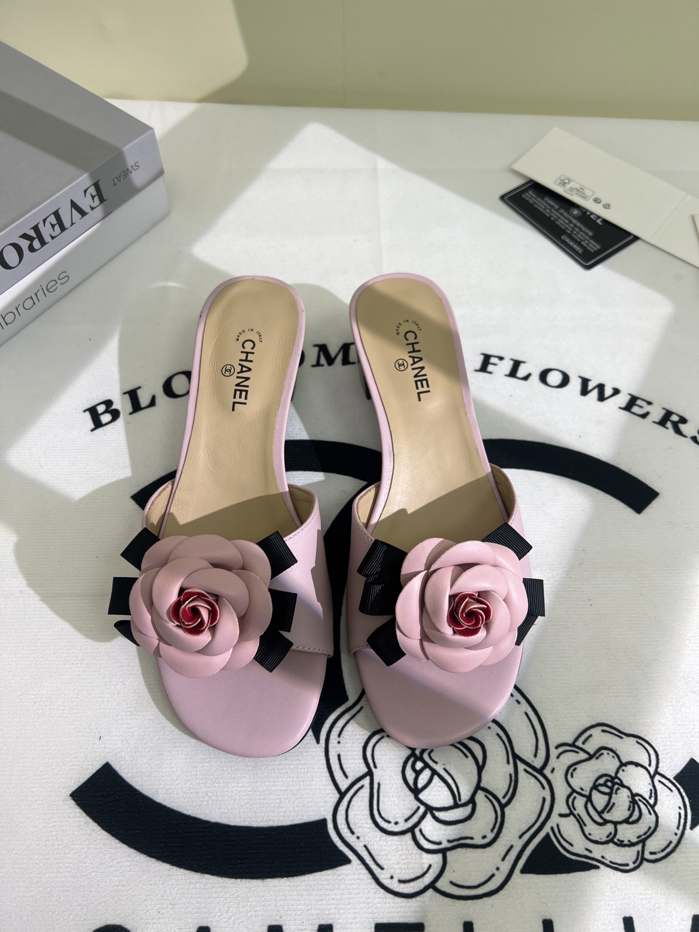 NO:250283,CHA Xiaoxiang 25P spring and summer new camellia cold mops. This season's camellia series is really beautiful. Grandma Xiang's usual elegant and famous temperament is full of high-end feeling!  It’s very nice to wear barefoot or paired with skirts or trousers, it’s very versatile!  Invincible beauty!  Special fairy, full of girly feeling, the upper is imported lambskin, the inner foot pad is mixed-bred sheepskin, the slippers are real leather sole Size35-39 (customized by 34, 40/41), slippers, slippers, slippers, skirts, sheepskin19860909CHA小香25P春夏新品山茶花凉拖 这一季山茶花系列真的超美 香奶奶家一贯的优雅名媛气质 高级感十足！上脚非常nice～ 不管光脚穿或搭配裙装、裤装、 都非常百搭！无敌美！特别仙 少女感爆棚 鞋面采用进口小羊皮 内里垫脚是混种羊皮 拖鞋为真皮底 Size35-39（34,40/41定制）,拖鞋,slippers,skirts,sheepskin,Women's Shoes