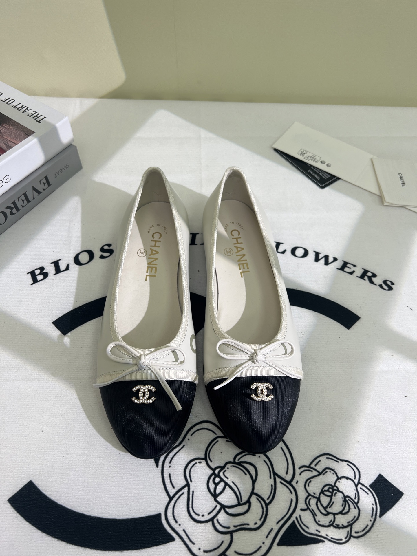 NO:250272,2025★★★★★★ Many celebrities are here to watch, a versatile series that domestic and foreign bloggers are popular, a must-have for spring and summer wardrobe matching. First choice. Upper imported sheepskin inner lining: imported sheepskin inner lining, original mold-open custom leather sole Shoe size: 35-39 (34, 40, 41, customized without return) Delivery luxury latest counter synchronous packaging, single shoes, sheepskin198609092025★★★★★ 众多明星网红上脚,国内外博主刷爆的一个百搭系列,春夏衣橱搭配必备 首选. 鞋面进口羊皮  内里: 进口羊皮内里 大底原版开模定制真皮底 鞋码: 35-39（34、40、41、定做不退换） 配送豪华最新专柜同步包装,单鞋,sheepskin,Women's Shoes