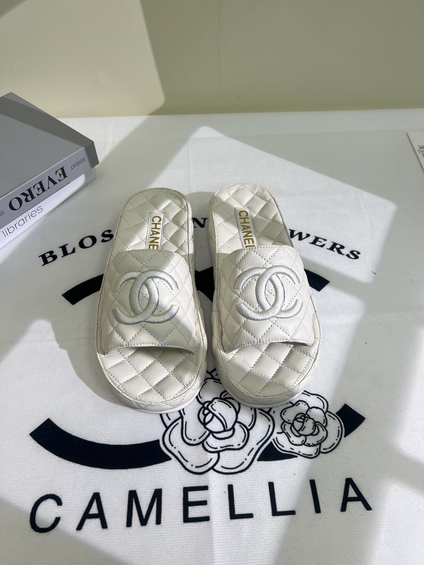 NO:250267,2025★★★★★★ Many celebrities are here to watch, a versatile series that domestic and foreign bloggers are popular. A must-have for spring and summer wardrobe matching. Sandals are the first choice. Upper imported Tian Sheepskin Inner: Imported crystal sheepskin inner lining, large sole original mold-open custom rubber sole Shoe size: 35-39 (34, 40, 41, customized without return) Delivery of luxury latest counter synchronous packaging, slippers, sandals, slippers, sheepskin198609092025★★★★★ 众多明星网红上脚,国内外博主刷爆的一个百搭系列,春夏衣橱搭配必备 凉鞋首选. 鞋面进口天羊皮  内里: 进口水晶羊皮内里 大底原版开模定制橡胶底 鞋码: 35-39（34、40、41、定做不退换） 配送豪华最新专柜同步包装,拖鞋,sandals,slippers,sheepskin,Women's Shoes