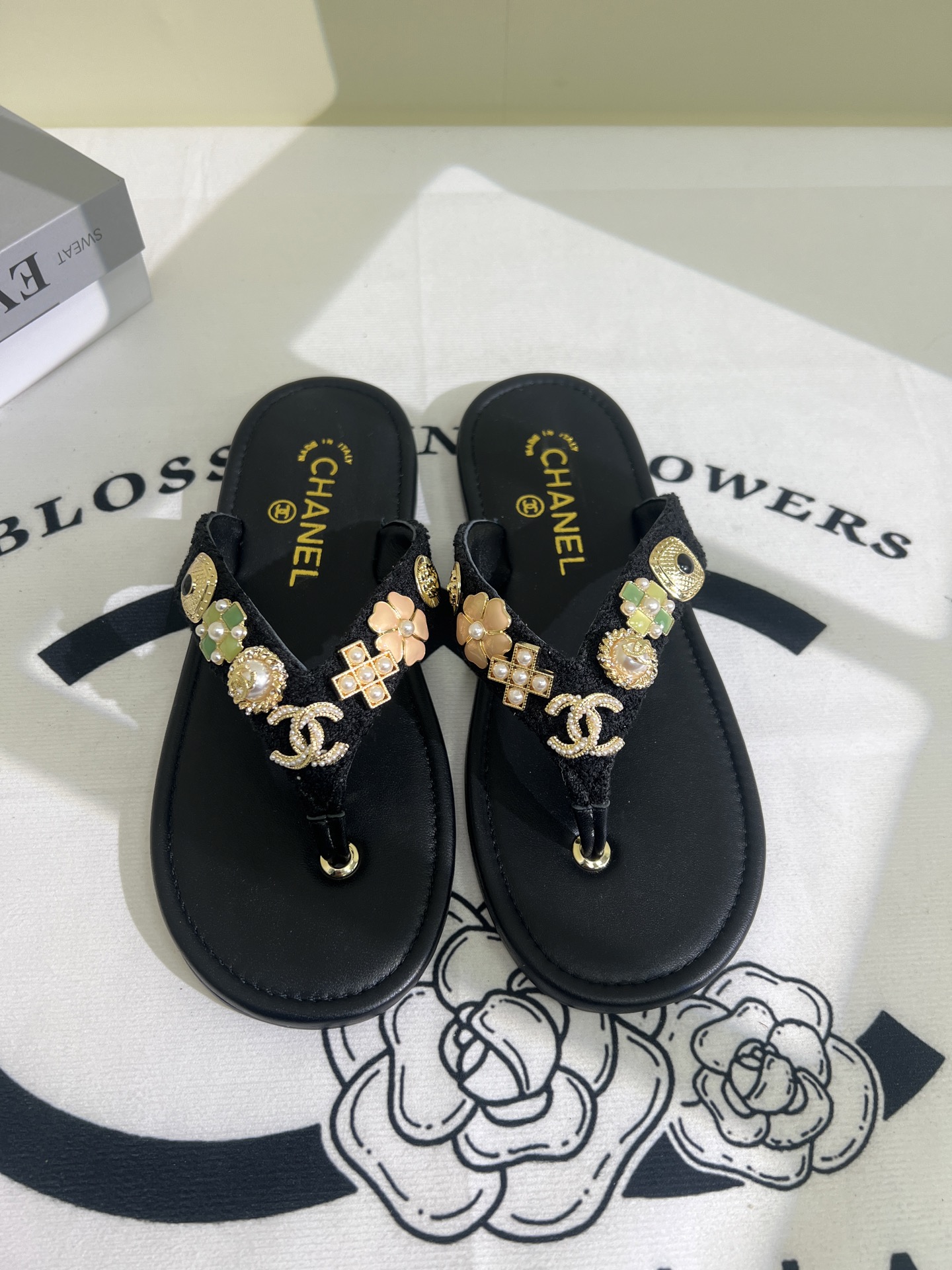 NO:250262,★★★★★★ Many celebrities are popular with a versatile series that domestic and foreign bloggers are popular. A must-have for spring and summer wardrobe matching. Sandals are the first choice. Upper imported sheepskin (silk) inner lining: imported crystal sheepskin inner lining, original mold-open custom leather sole Shoe size: 35-39 (34, 40, 41, customized without return) Delivery luxury latest counter synchronous packaging, split-toe shoes, sandals, sheepskin, silk fabric19860909★★★★★ 众多明星网红上脚,国内外博主刷爆的一个百搭系列,春夏衣橱搭配必备 凉鞋首选. 鞋面进口羊皮（绸缎）  内里: 进口水晶羊皮内里 大底原版开模定制真皮底 鞋码: 35-39（34、40、41、定做不退换） 配送豪华最新专柜同步包装,分趾鞋,sandals,sheepskin,silk fabric,Women's Shoes