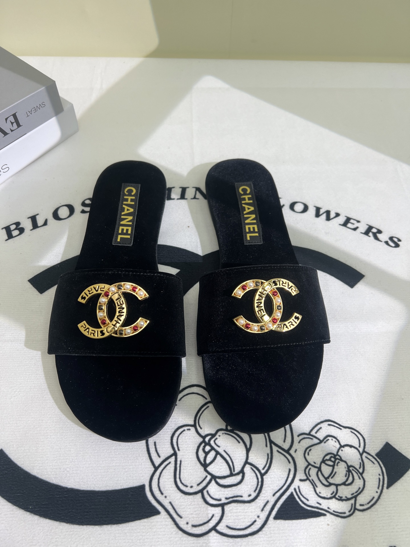 NO:250254,2025★★★★★★ Many celebrities are here to watch, a versatile series that domestic and foreign bloggers are popular. A must-have for spring and summer wardrobe matching. Sandals are the first choice. Upper imported velvet Inner: Imported crystal sheepskin inner lining, original mold-open custom leather sole Shoe size: 35-39 (34, 40, 41, customized without return) Delivery of luxury latest counter synchronous packaging, slippers, sandals, slippers, sheepskin198609092025★★★★★ 众多明星网红上脚,国内外博主刷爆的一个百搭系列,春夏衣橱搭配必备 凉鞋首选. 鞋面进口天鹅绒  内里: 进口水晶羊皮内里 大底原版开模定制真皮底 鞋码: 35-39（34、40、41、定做不退换） 配送豪华最新专柜同步包装,拖鞋,sandals,slippers,sheepskin,Women's Shoes