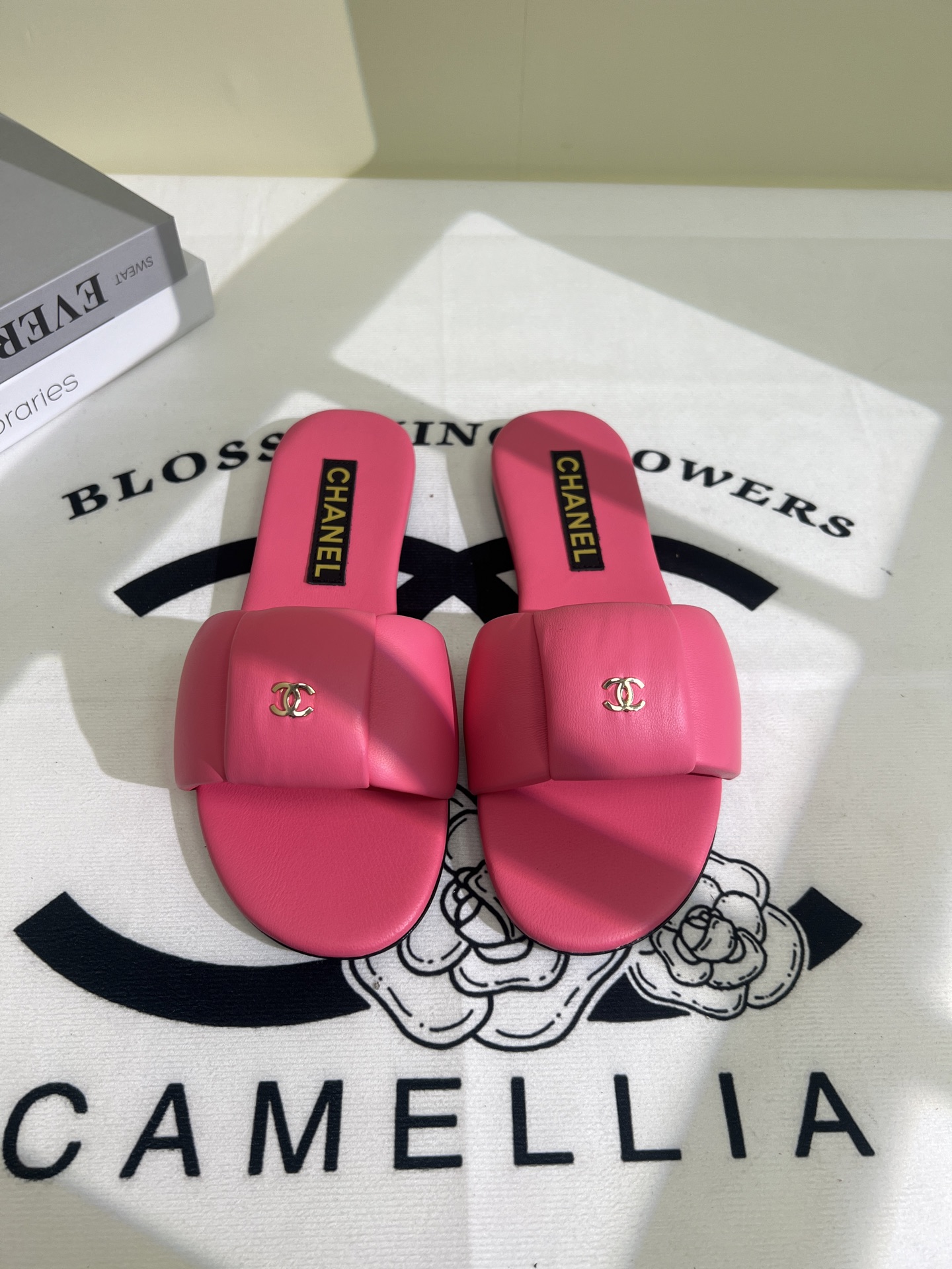 NO:250258,2025★★★★★★ Many celebrities are popular, a versatile series that domestic and foreign bloggers are popular. A must-have for spring and summer wardrobe matching. Sandals are the first choice. Upper imported Tian Sheepskin Inner: Imported crystal sheepskin inner lining, large sole original mold custom leather sole Shoe size: 35-39 (34, 40, 41, customized without return) Delivery of luxury latest counter synchronous packaging, slippers, sandals, slippers, sheepskin198609092025★★★★★ 众多明星网红上脚,国内外博主刷爆的一个百搭系列,春夏衣橱搭配必备 凉鞋首选. 鞋面进口天羊皮  内里: 进口水晶羊皮内里 大底原版开模定制真皮底 鞋码: 35-39（34、40、41、定做不退换） 配送豪华最新专柜同步包装,拖鞋,sandals,slippers,sheepskin,Women's Shoes