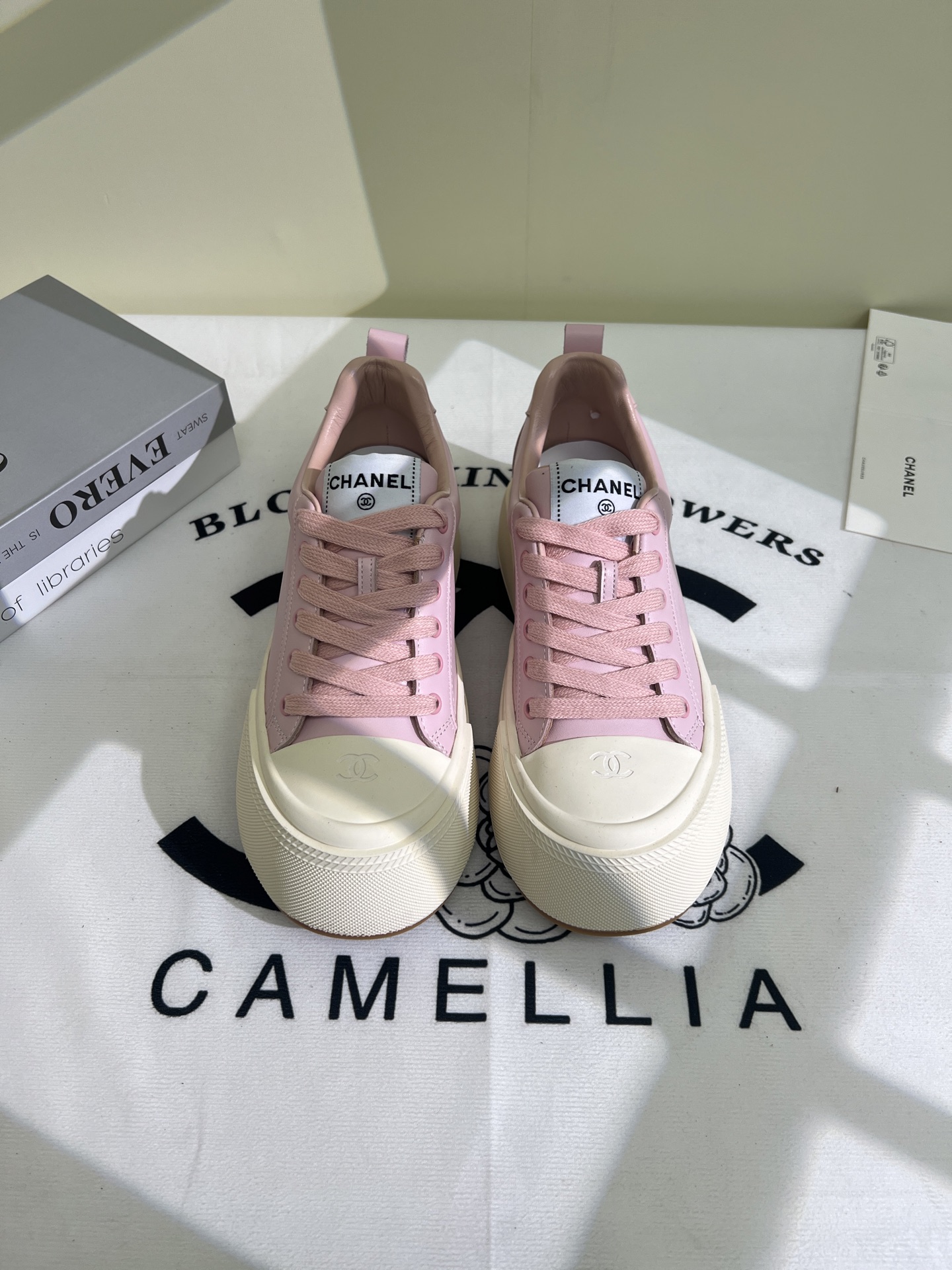 NO:250250,Thick-soled leather CHAN*L The new king-shot big-toe shoes in early spring, Xiaoxiang C home new lace-up casual shoes, board shoes, sports shoes, popular items that are super good-looking when you take pictures. Internet celebrity show pictures one after another must-have for this season. Cool and cute toe shoes plus three-dimensional relief double C logo. Too heart-warming. The combination of wrinkled beef paint is eye-catching. The high-end feeling in casual comes to the face. The classic design and metal round deduction are particularly eye-catching. Flat-soled design. Extremely comfortable. Daily matching. Go out. A must-have artifact for coolness. Whoever buys it first. Babies. Quick-for-clock duck 34-41, casual shoes/sports shoes, chanel, chanel, sneakers19860909厚底皮面 CHAN*L 早春新款王炸爆款大头鞋 小香C家新款系带休闲鞋 板鞋 运动鞋  随手拍都超好看的热门单品 网红秀图一波接一波本季必入款 酷帅呆萌的鞋头加上立体浮雕双C Logo 太心水啦 皱牛漆的搭配令人眼前一亮 休闲中的高大上感扑面而来 经典款的设计加上金属圆扣分外抢眼 平底设计 异常舒适 日常搭配 出街 扮酷必备神器 谁买谁先美 宝宝们 快冲鸭 34-41,休闲鞋/运动鞋,chanel,chanel,sneakers,Women's Shoes