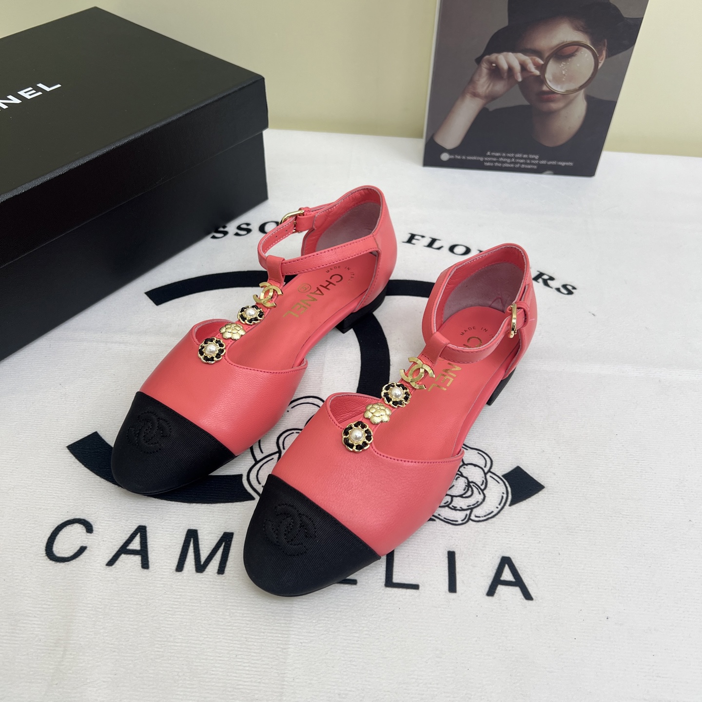 NO:250246,2025ss CHANEL small fragrance style Chanel hollow Mary Jane shoes sandals, classic and fashion intertwined. The iconic black and color-blocking upper is elegant and chic, with low-key double C elements showing the brand style. The exquisite metal trim chain embellishment is agile and eye-catching. Simple buckle design fits the feet. Whether it is commuting or casual, it can add points to the outfit and easily interpret French elegance. Upper sheepskin inner sheepskin insole sheepskin size 35-39 (40.41 fixed), sandals, chanel, chanel, sandals, mary jane, sheepskin198609092025ss CHANEL小香风香奈儿中空玛丽珍鞋凉鞋,经典与时尚交织.标志性黑与拼色鞋面,优雅别致,双C元素低调彰显品牌格调.精致金属饰链点缀,灵动吸睛.简约搭扣设计,贴合脚面.无论是通勤还是休闲,都能为穿搭加分,轻松诠释法式优雅. 鞋面羊皮 内里羊皮 鞋垫羊皮 码数35-39（40.41定）,凉鞋,chanel,chanel,sandals,mary jane,sheepskin,Women's Shoes