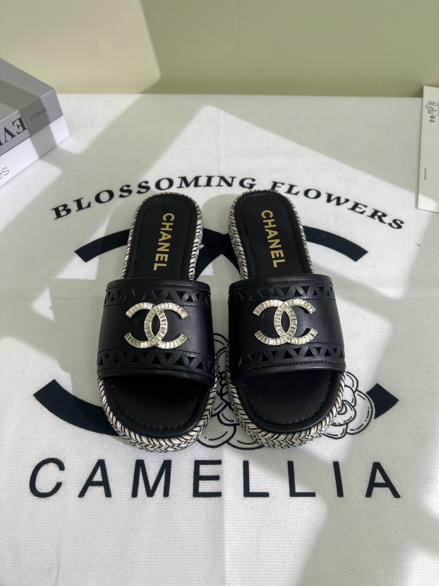 NO:250242,2025★★★★★★ Many celebrities are here to watch, a versatile series that domestic and foreign bloggers are popular. A must-have for spring and summer wardrobe matching. Sandals are the first choice. Upper imported cowhide inner lining: imported crystal sheepskin lining, large sole original mold-open custom hemp rope rubber sole Shoe size: 35-39 (34, 40, 41, customized non-return and exchange) Delivery luxury latest counter synchronous packaging, slippers, sandals, slippers, cowhide, sheepskin198609092025★★★★★ 众多明星网红上脚,国内外博主刷爆的一个百搭系列,春夏衣橱搭配必备 凉鞋首选. 鞋面进口牛皮  内里: 进口水晶羊皮内里 大底原版开模定制麻绳橡胶底 鞋码: 35-39（34、40、41、定做不退换） 配送豪华最新专柜同步包装,拖鞋,sandals,slippers,cowhide,sheepskin,Women's Shoes