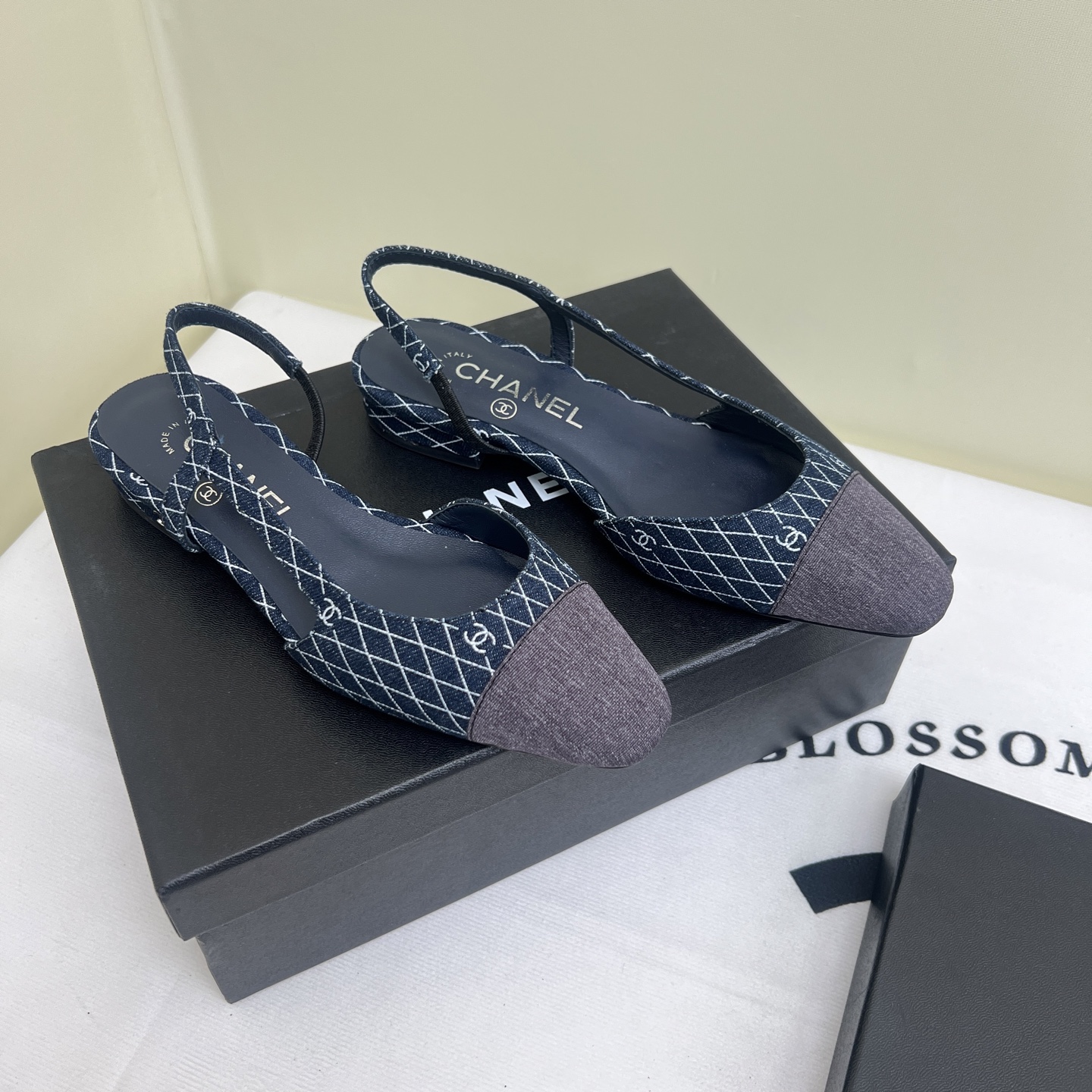 NO:250225,chan*l classic slingback small fragrant sandals!  Single shoes!  Just like what Ms. Coco Chanel said is that the popularity is fleeting, but the style lasts forever!  This pair of empty shoes is the classic among Xiangjia classics!  The two-color combination is simple and exquisite. The universal evergreen style in the counter is always out of date!  The counter is original leather material, imported sheepskin lining, and imported cowhide leather soles from Italy!  Heel height 1cm 6cm 10cm Top quality, Size35-40 (34 40 41 42 43 customized), single shoe sandals, chanel, chanel, chanel, sandals, cowhide, sheepskin19860909chan*l经典slingback小香凉鞋！单鞋！ 就像coco香奈儿女士说的流行稍纵即逝,但风格永存！这双后空鞋就是香家经典中的经典！双色搭配,简约精致,专柜里的万能长青款,永远不过时单品！ 专柜原版皮料,进口羊皮内里,意大利进口牛皮革鞋底！ 跟高1cm 6cm 10cm 顶级品质,Size35-40（34 40 41 42 43定做）,单鞋凉鞋,chanel,chanel,chanel,sandals,cowhide,sheepskin,Women's Shoes