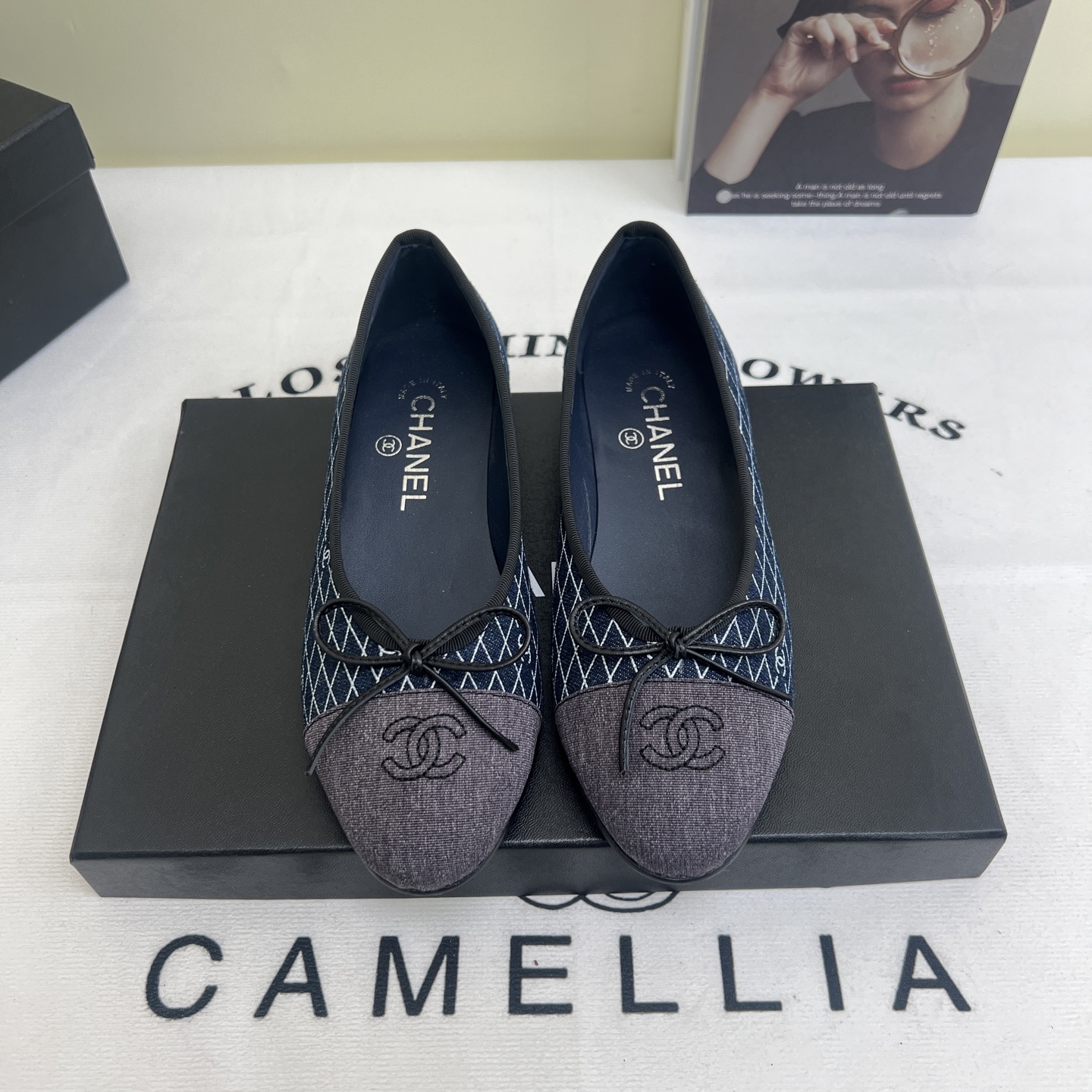 NO:250230,chan*l classic slingback small fragrant sandals!  Single shoes!  Just like what Ms. Coco Chanel said is that the popularity is fleeting, but the style lasts forever!  This pair of empty shoes is the classic among Xiangjia classics!  The two-color combination is simple and exquisite. The universal evergreen style in the counter is always out of date!  The counter is original leather material, imported sheepskin lining, and imported cowhide leather soles from Italy!  Top quality, Size35-40 (34 40 41 42 43 customized), single shoe sandals, chanel, chanel, chanel, sandals, cowhide, sheepskin19860909chan*l经典slingback小香凉鞋！单鞋！ 就像coco香奈儿女士说的流行稍纵即逝,但风格永存！这双后空鞋就是香家经典中的经典！双色搭配,简约精致,专柜里的万能长青款,永远不过时单品！ 专柜原版皮料,进口羊皮内里,意大利进口牛皮革鞋底！ 顶级品质,Size35-40（34 40 41 42 43定做）,单鞋凉鞋,chanel,chanel,chanel,sandals,cowhide,sheepskin,Women's Shoes