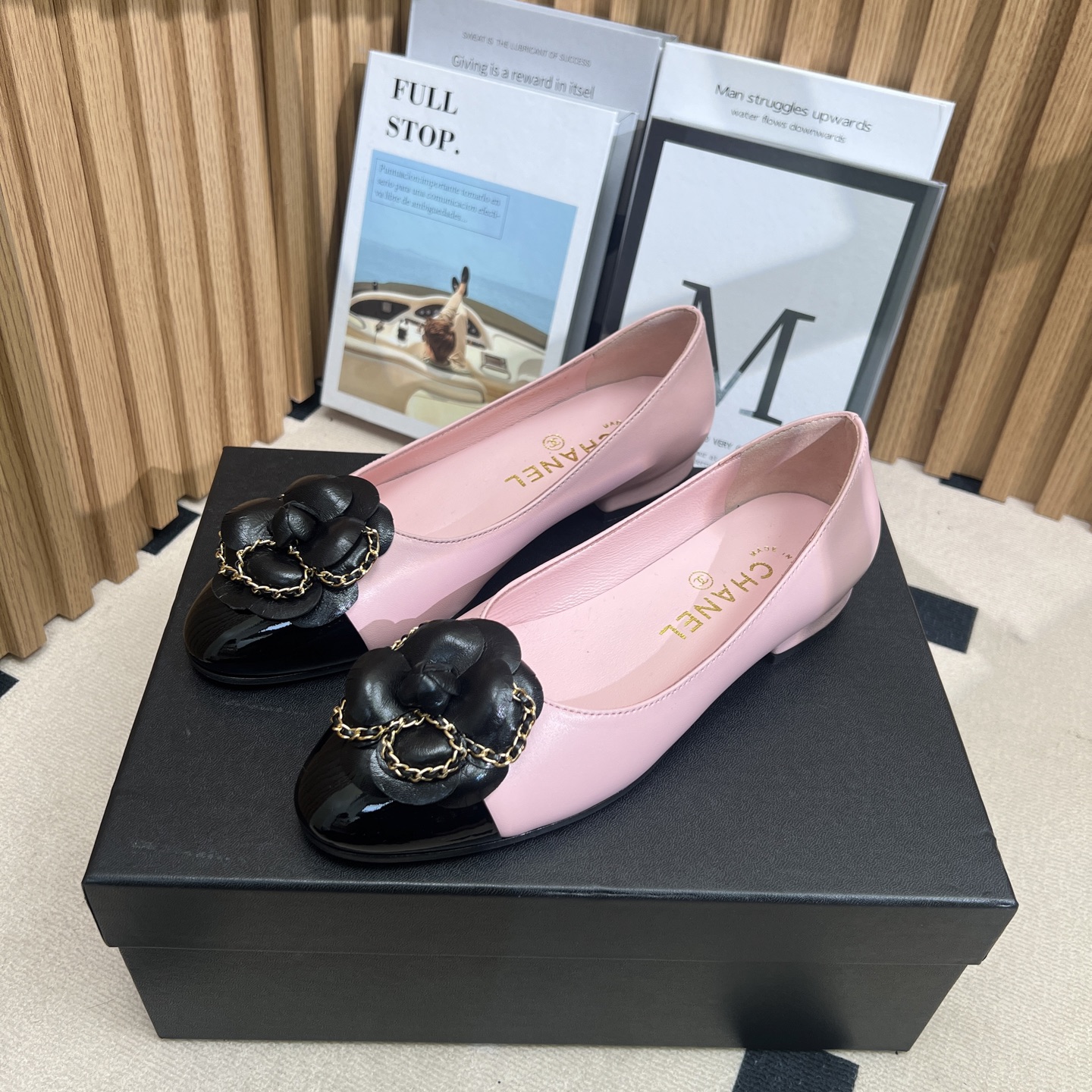 NO:250256,CHANEL｜Chanel Xiaoxiang 25C early spring new product Camellia series flat shoes This season's camellia series is really beautiful. Grandma Xiang's usual elegant and famous temperament is full of high-end feeling!  It’s very nice to wear barefoot or paired with skirts or trousers, it’s very versatile!  Invincible beauty!  Special fairy, full of girly feeling, the upper is imported lambskin, the inner footbed mixed breed sheepskin Italian A-grade leather outsole Size35-39 (customized on 40/41), single shoes, chanel, chanel, skirts, sheepskin, Leather soles19860909CHANEL｜香奈儿小香25C早春新品 山茶花系列平底单鞋 这一季山茶花系列真的超美 香奶奶家一贯的优雅名媛气质 高级感十足！上脚非常nice～ 不管光脚穿或搭配裙装、裤装、 都非常百搭！无敌美！特别仙 少女感爆棚 鞋面采用进口小羊皮 内里垫脚混种羊皮 意大利A级真皮大底 Size35-39（40/41定制）,单鞋,chanel,chanel,skirts,sheepskin,Leather soles,Women's Shoes