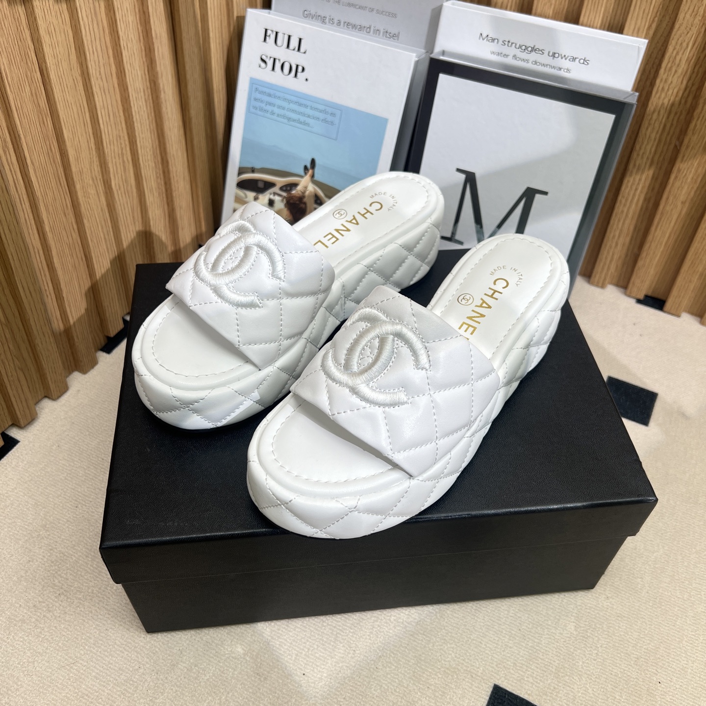 NO:250252,2025★★★★★★ Many celebrities are here to watch, a versatile series that domestic and foreign bloggers are popular. A must-have for spring and summer wardrobe matching. Sandals are the first choice. Upper imported cowhide inner lining: imported crystal sheepskin lining, original custom rubber sole, shoe size: 35-39 (34, 40, 41, customized, non-return and exchange) Delivery luxury latest counter synchronous packaging, slippers, sandals, slippers, cowhide, sheepskin198609092025★★★★★ 众多明星网红上脚,国内外博主刷爆的一个百搭系列,春夏衣橱搭配必备 凉鞋首选. 鞋面进口牛皮  内里: 进口水晶羊皮内里 大底原版定制橡胶底 鞋码: 35-39（34、40、41、定做不退换） 配送豪华最新专柜同步包装,拖鞋,sandals,slippers,cowhide,sheepskin,Women's Shoes