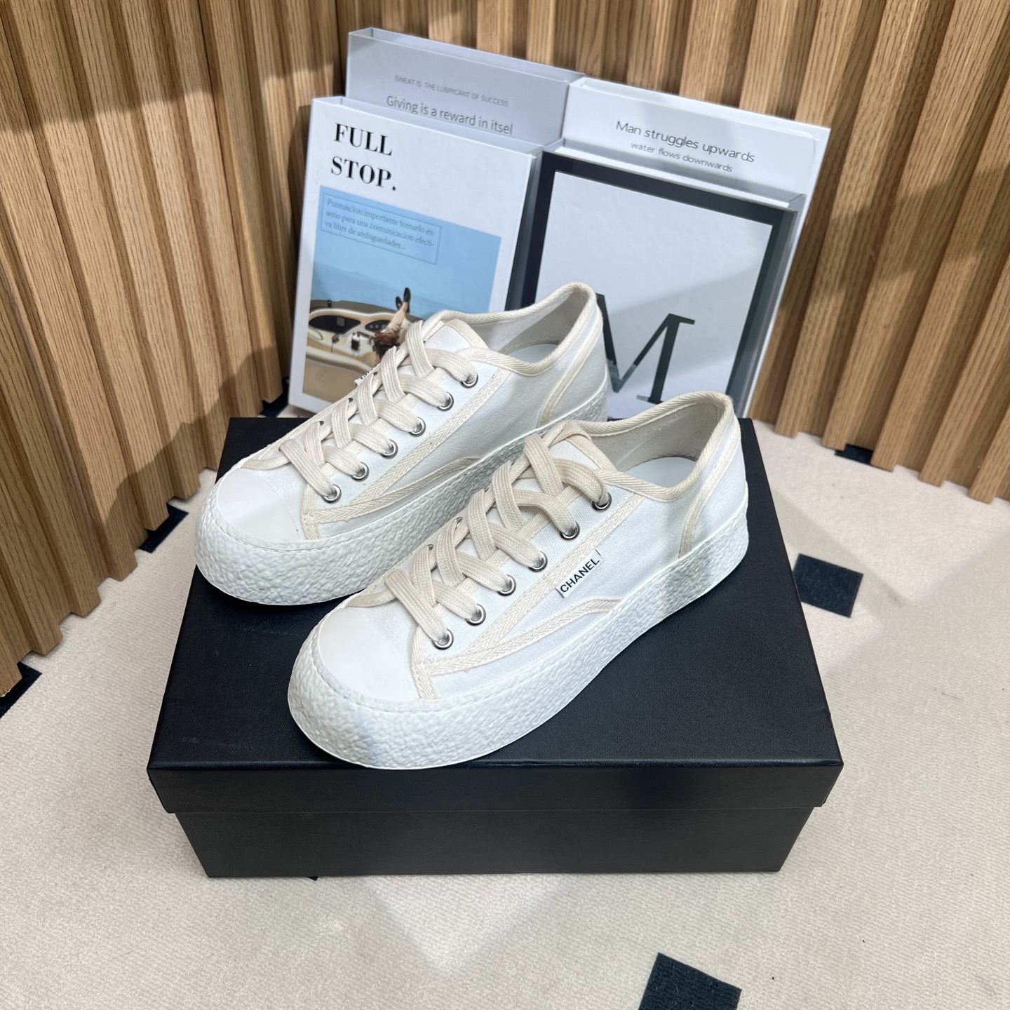 NO:250248,Chanel.Vintage 2025 early spring new style, medieval sports thick-soled biscuit shoes, casual shoes are so stylish, retro coco women's shoes. They have always been extremely popular. This tribute to the classic series!  It looks so good~ a must-have fashion item for trendy people!  Upper: ZP high-density weaving canvas Inner: Sheepskin Sole: Rubber outsole Size 35-40 (40 custom made without return or exchange), casual shoes/sports shoes, chanel, chanel, sneakers, sheepskin19860909Chanel.Vintage 香奈儿2025早春新款 中古运动厚底饼干鞋休闲鞋太有范儿了 复古coco女鞋.一直以来异常的盛行. 这款致敬经典系列！ 上脚超好看～潮人必备时尚单品！ 鞋面:ZP高密度织法帆布 内里:羊皮 底材:橡胶大底 码数35-40（40定做不退换）,休闲鞋/运动鞋,chanel,chanel,sneakers,sheepskin,Women's Shoes