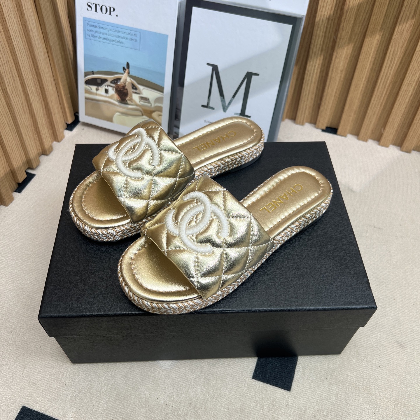 NO:250244,2025★★★★★★ Many celebrities are here to watch, a versatile series that domestic and foreign bloggers are popular. A must-have for spring and summer wardrobe matching. Sandals are the first choice. Upper imported cowhide inner lining: imported crystal sheepskin lining, large sole original mold-open custom hemp rope rubber sole Shoe size: 35-39 (34, 40, 41, customized non-return and exchange) Delivery luxury latest counter synchronous packaging, slippers, sandals, slippers, cowhide, sheepskin198609092025★★★★★ 众多明星网红上脚,国内外博主刷爆的一个百搭系列,春夏衣橱搭配必备 凉鞋首选. 鞋面进口牛皮  内里: 进口水晶羊皮内里 大底原版开模定制麻绳橡胶底 鞋码: 35-39（34、40、41、定做不退换） 配送豪华最新专柜同步包装,拖鞋,sandals,slippers,cowhide,sheepskin,Women's Shoes