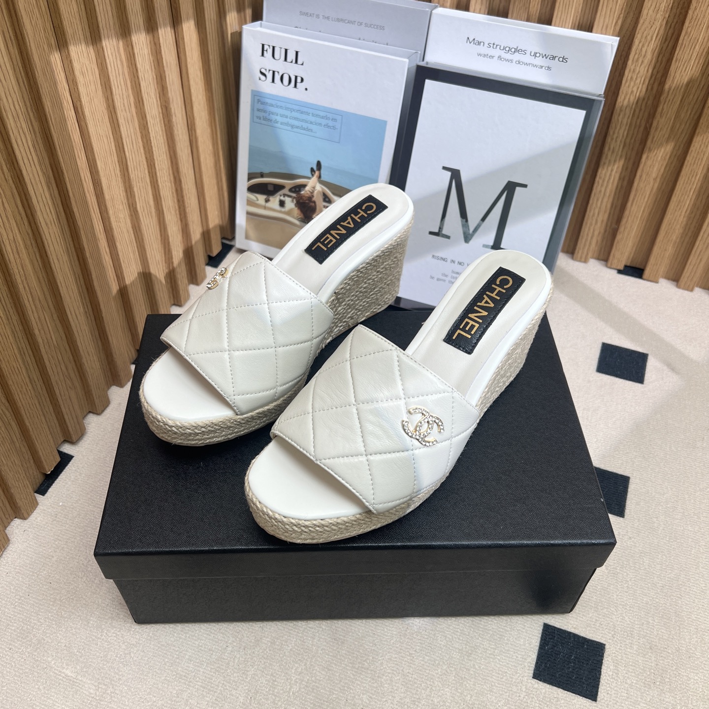 NO:250240,2025★★★★★★ Many celebrities are here to watch, a versatile series that domestic and foreign bloggers are popular. A must-have for spring and summer wardrobe matching. Sandals are the first choice. Upper imported super soft sheepskin inner lining: imported crystal sheepskin inner lining, original mold-open custom rubber sole Shoe size: 35-39 (40, 41, 42 customized, no return or exchange) Delivery luxury latest counter synchronous packaging, slippers, sandals, slippers, sheepskin198609092025★★★★★ 众多明星网红上脚,国内外博主刷爆的一个百搭系列,春夏衣橱搭配必备 凉鞋首选. 鞋面进口超柔羊皮  内里: 进口水晶羊皮内里 大底原版开模定制橡胶底 鞋码: 35-39（40、41、42定做不退换） 配送豪华最新专柜同步包装,拖鞋,sandals,slippers,sheepskin,Women's Shoes