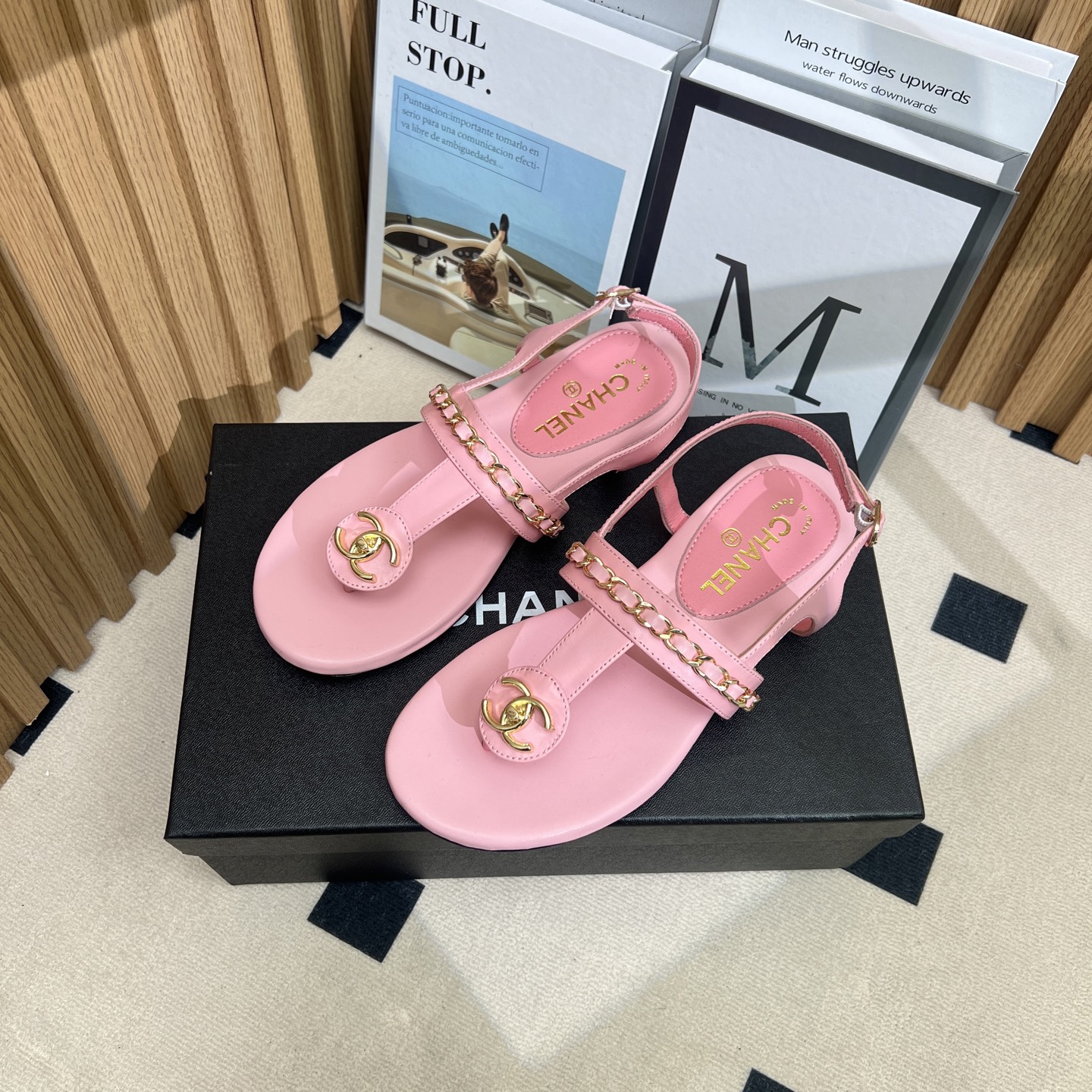 NO:250236,2025★★★★★★ Many celebrities are here to watch, a versatile series that domestic and foreign bloggers are popular. A must-have for spring and summer wardrobe matching. Sandals are the first choice. Upper imported sheepskin inner lining: imported crystal sheepskin inner lining, large sole original mold custom leather sole Shoe size: 35-39 (34, 40, 41, customized without return) Delivery luxury latest counter synchronous packaging, split-toe shoes, sandals, sheepskin198609092025★★★★★ 众多明星网红上脚,国内外博主刷爆的一个百搭系列,春夏衣橱搭配必备 凉鞋首选. 鞋面进口羊皮  内里: 进口水晶羊皮内里 大底原版开模定制真皮底 鞋码: 35-39（34、40、41、定做不退换） 配送豪华最新专柜同步包装,分趾鞋,sandals,sheepskin,Women's Shoes