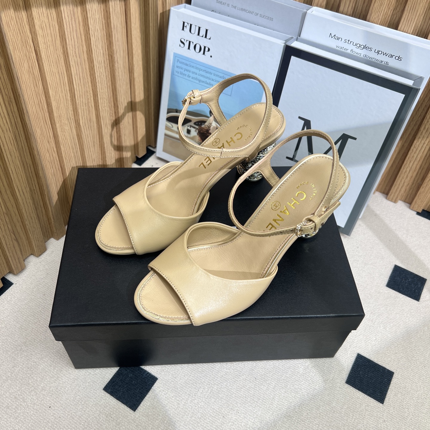 NO:250232,CHANE*｜Xiaoxiang 25P Spring and Summer New Product Series Double C High Heel Slippers This season's mesh lace is breathtakingly beautiful!  It is hazy and can't see clearly. Whether it is a clothes or a skirt, it is faintly sexy when worn on a woman. It is very dreamy and romantic, playful and cute, full of temperament, and it is fashionable and modern, revealing a hint of elegant charm!  This shoe satisfies all girls' fantasies about high heels. It has a girlish feel and can also be worn to look like a goddess!  The upper is made of custom imported sheepskin, the inner tiptoe is all lambskin, Italian imported cowhide, heel height 8cm zesi35-39 (customized by 40/41), sandals, chanel, sandals, high heels, slippers, skirts, cowhide, sheepskin, sheep19860909CHANE*｜小香25P春夏新品 系列双C高跟拖鞋 这一季的网纱蕾丝美得让人窒息！ 朦胧看不清,不管是衣服还是裙子 穿在女人身上,若隐若现的小性感 很梦幻很浪漫,俏皮可爱,气质十足 又不失时尚现代感,透出丝丝优雅魅力！ 这款鞋满足了女生对高跟鞋的所有幻想 既有少女感,也可以穿出女神范！ 鞋面采用定制进口羊京羊皮 内里踮脚均为小羊皮 意大利进口牛皮大底 跟高8cm zesi35-39（40/41定制）,凉鞋,chanel,sandals,high heels,slippers,skirts,cowhide,sheepskin,sheep,Women's Shoes