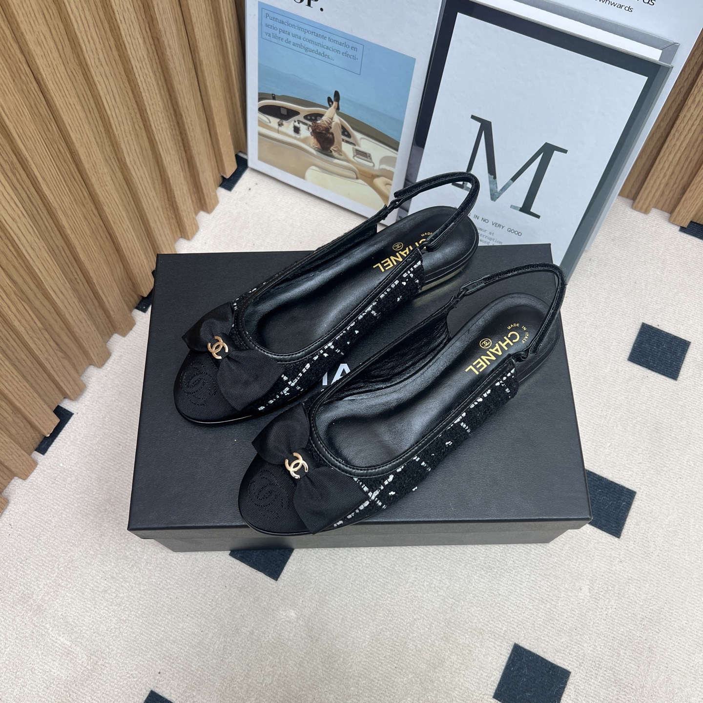 NO:250227,★★★★★★ Many celebrities are popular with a versatile series that domestic and foreign bloggers are popular. A must-have for spring and summer wardrobe matching. Sandals are the first choice. Upper imported sheepskin, silk lining: imported crystal sheepskin inner lining, original mold-open custom leather sole Shoe size: 35-39 (34, 40, 41, customized without return) Delivery luxury latest counter synchronous packaging Cloth leather, sandals, sandals, sheepskin, silk fabric19860909★★★★★ 众多明星网红上脚,国内外博主刷爆的一个百搭系列,春夏衣橱搭配必备 凉鞋首选. 鞋面进口羊皮,绸缎  内里: 进口水晶羊皮内里 大底原版开模定制真皮底 鞋码: 35-39（34、40、41、定做不退换） 配送豪华最新专柜同步包装 布皮,凉鞋,sandals,sheepskin,silk fabric,Women's Shoes